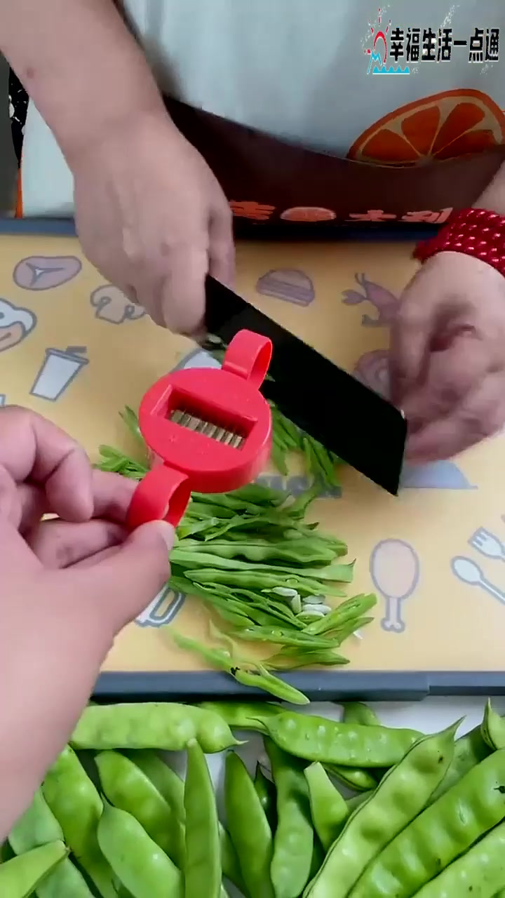 有了豆角切丝器,切豆角丝太方便了,老婆切菜再也不会怕切到手指