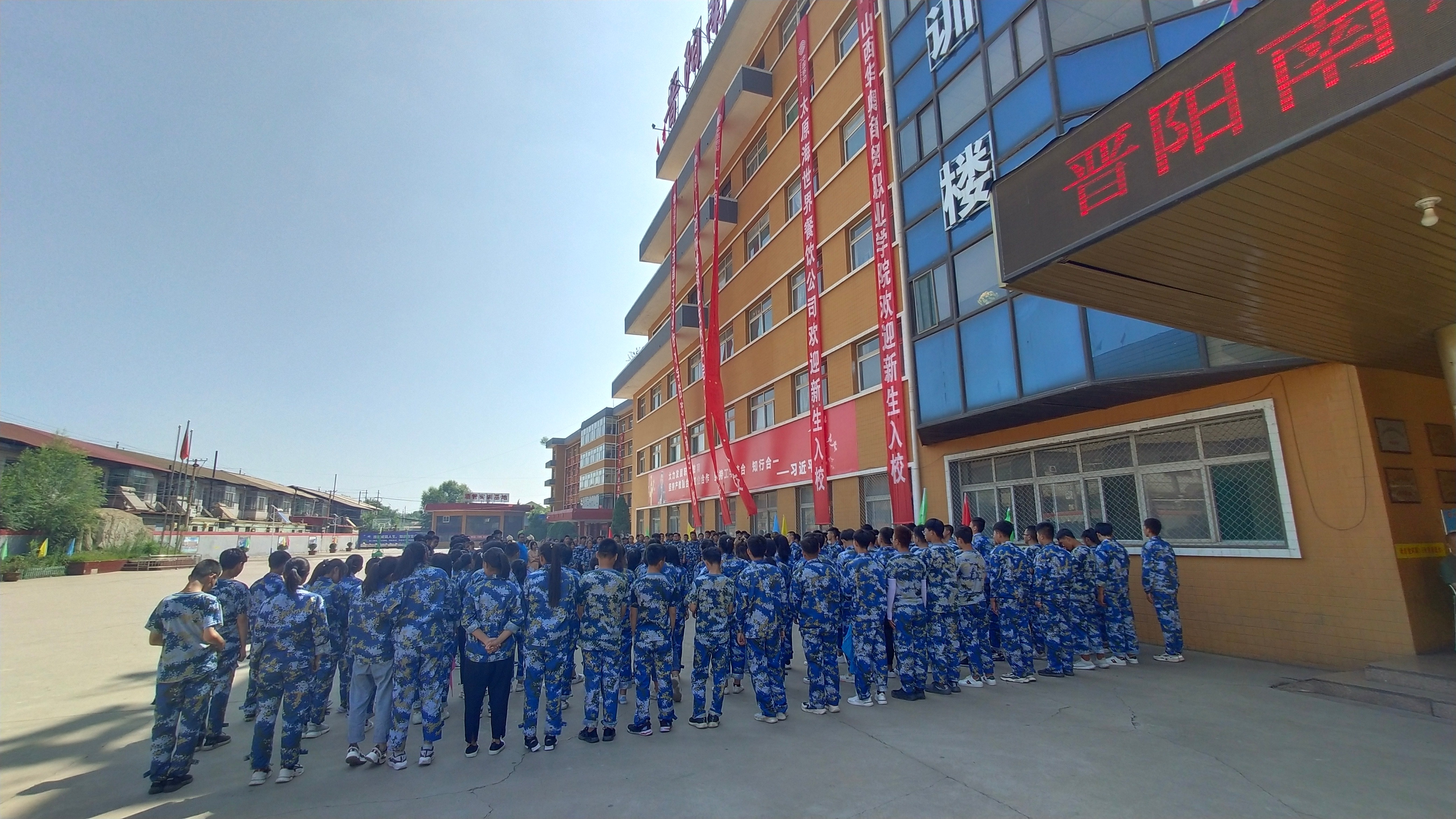 拓展训练是一种团队建设的高效方式,能够让参与者在