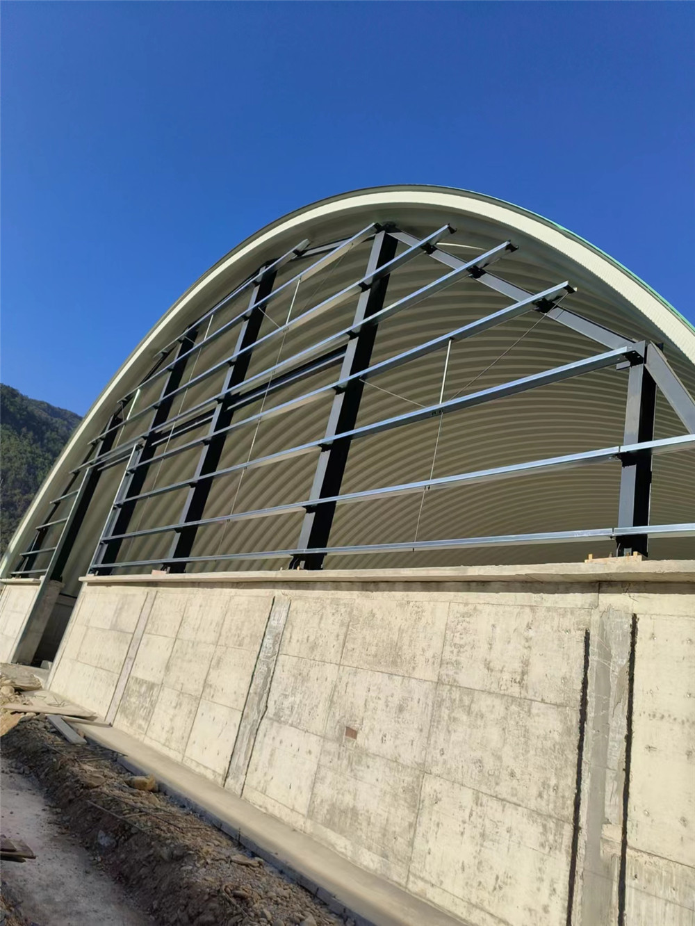 崇明县粮库工地金属拱形屋盖安装现场记录与观察
