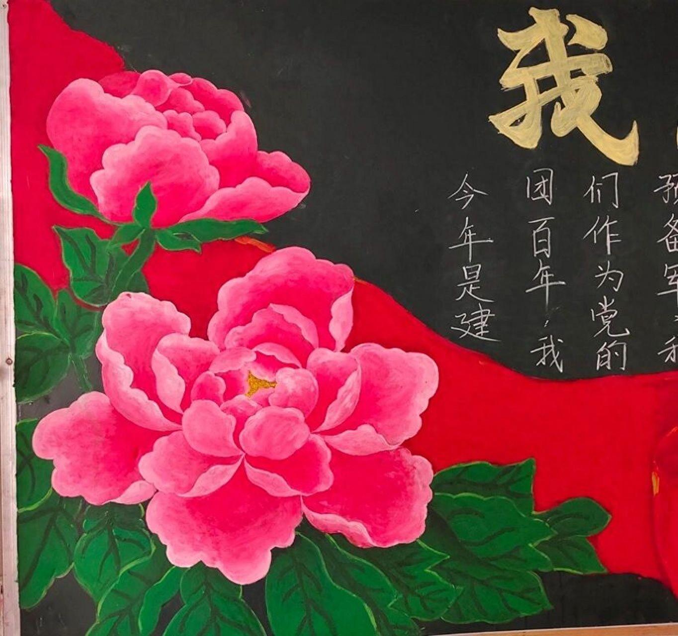 小学生"黑板报"火出圈,老师舍不得擦黑板,大学生感叹技艺不如