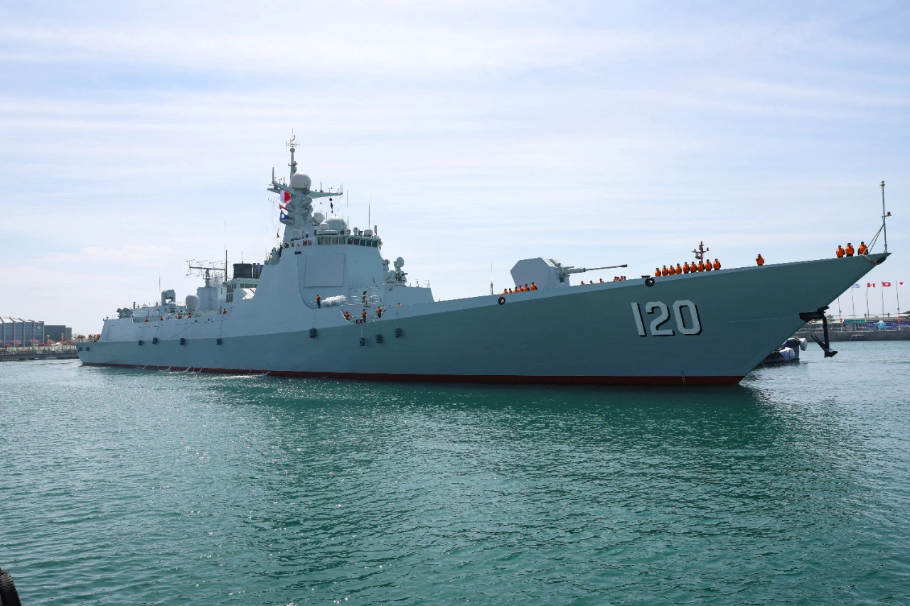 热点观察家# 这里是海军成都舰,舷号120,052d型驱逐舰,位于奥帆中心