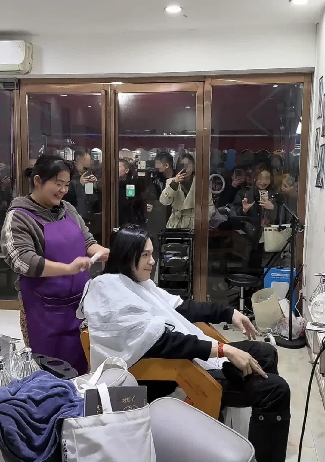 网友让剃光他一晚上剪这样被吐槽人民理发师晓华火了