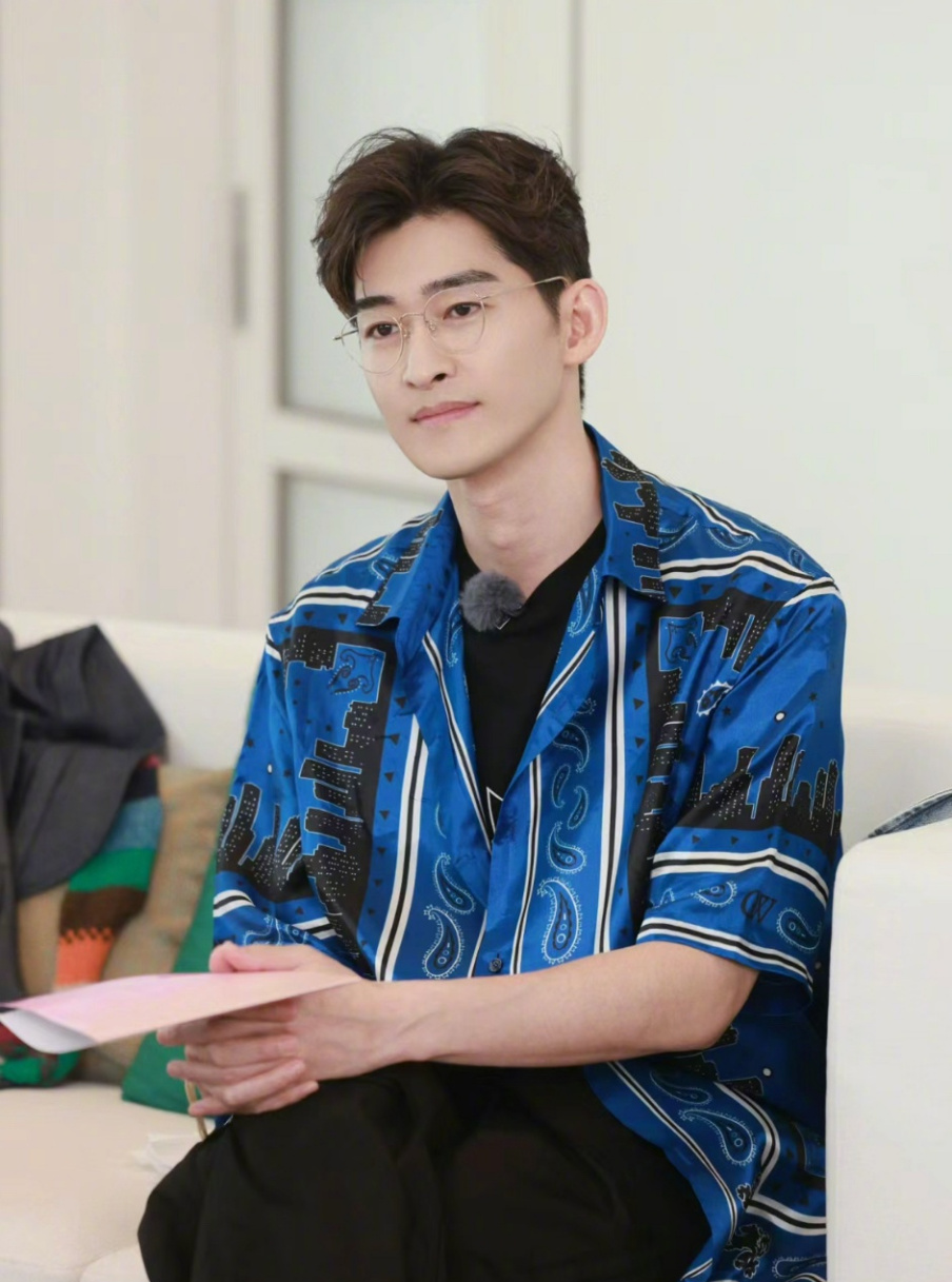 3月2日,狗仔拍到了重要情报:张翰和新女友约会