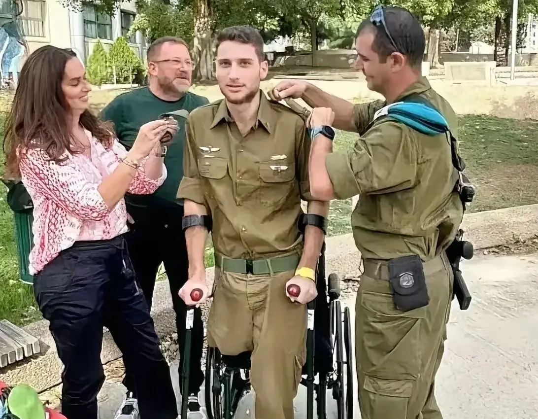 以色列一对兄弟去到乌克兰参加雇佣兵,结果哥哥的腿被炸断了,他们