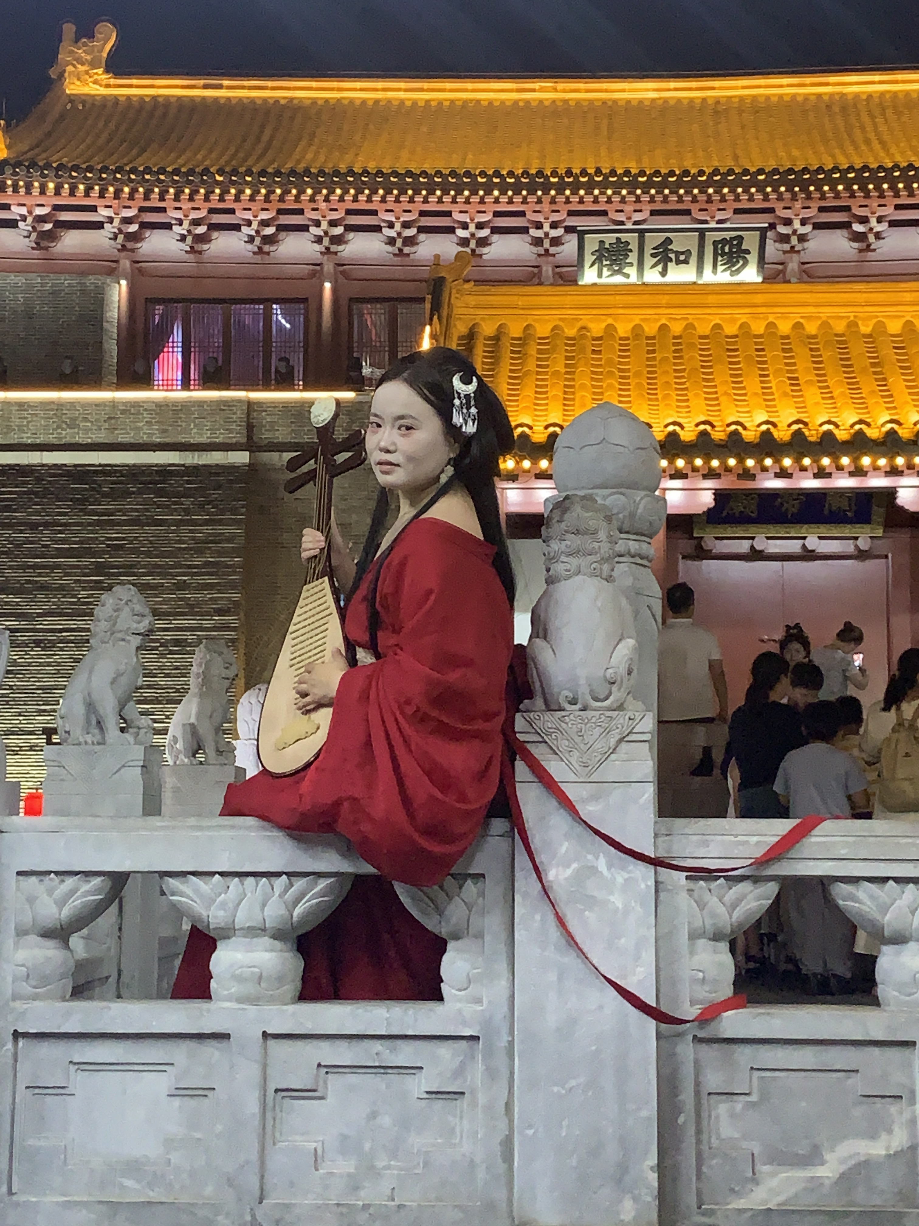 正定古城墙的砖石早已褪去了锋芒,青灰色的缝隙里爬满岁月的苔痕