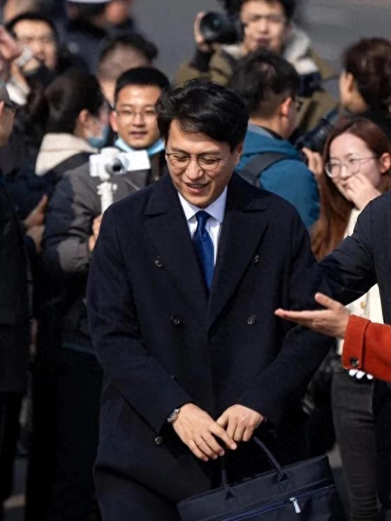 近日,演员靳东现身两会的照片曝光,他以"老干部"造型亮相,一身正气,看