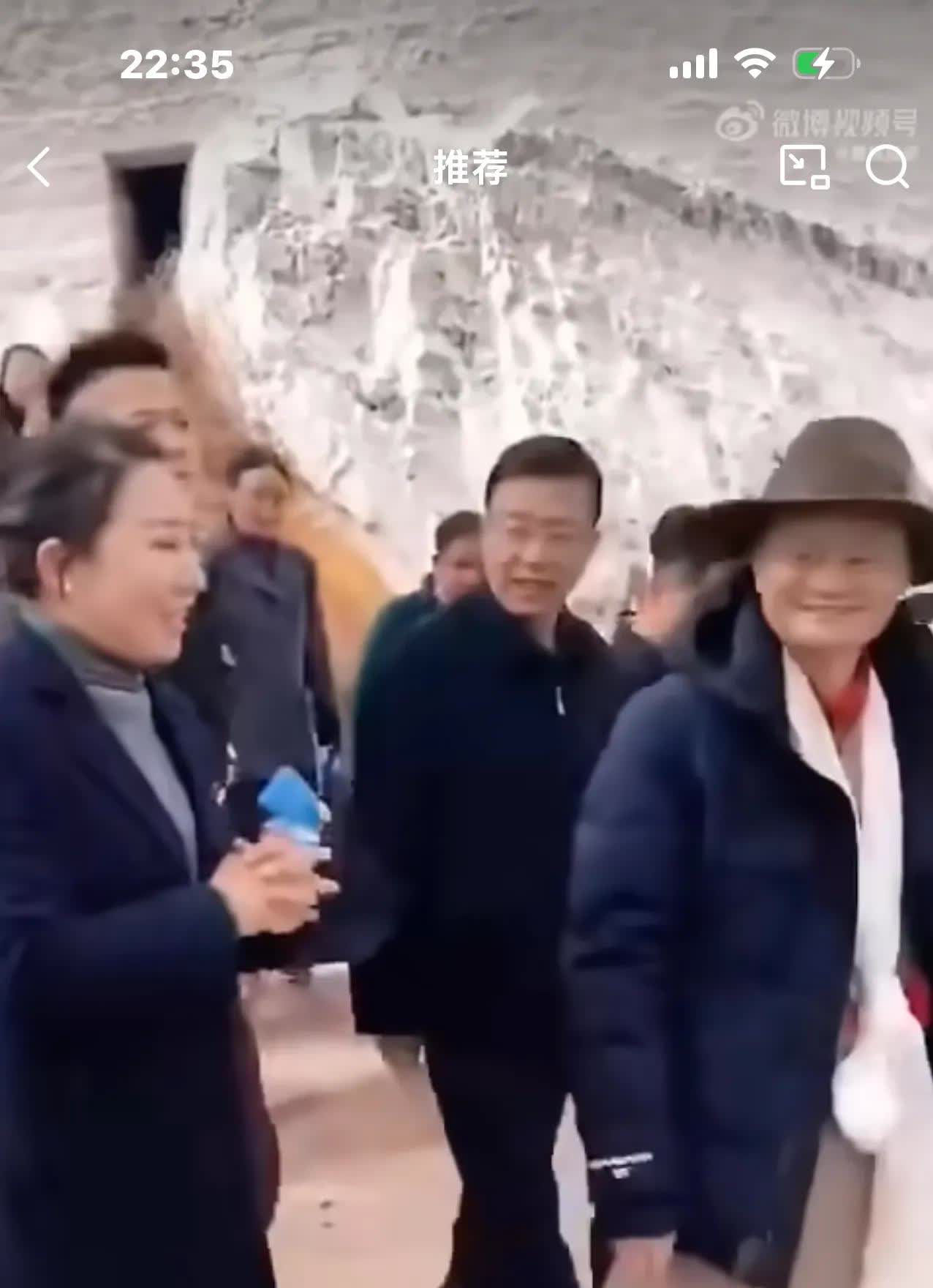 马云戴了一顶土黄色的帽子同色系的藏袍还系了一条长长的纯白色哈达