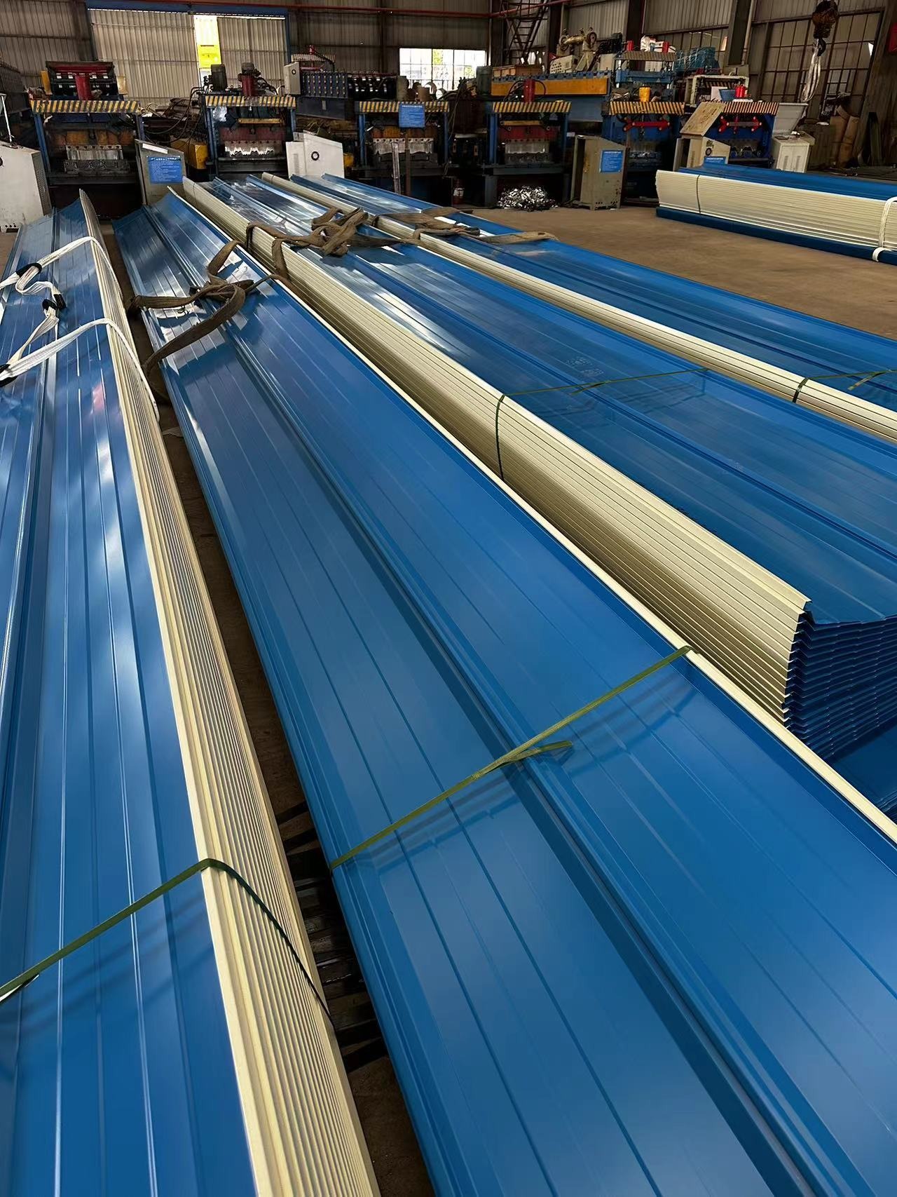 图片锯齿形轻钢厂房屋面彩钢板阴坡安装光伏板的做法tpo彩钢板一体板