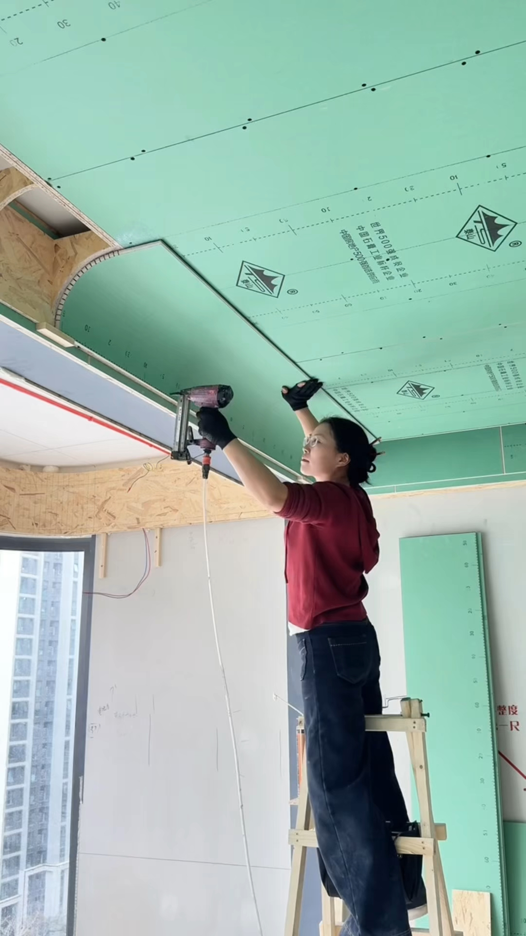女木工吊顶施工现场