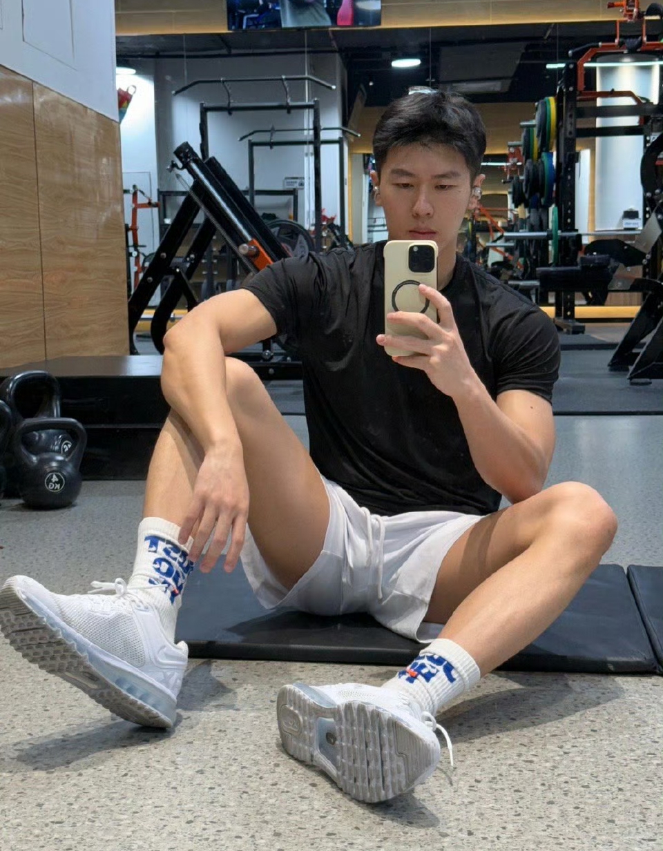这是 男生在健身房,最时髦的拍照姿势吗?