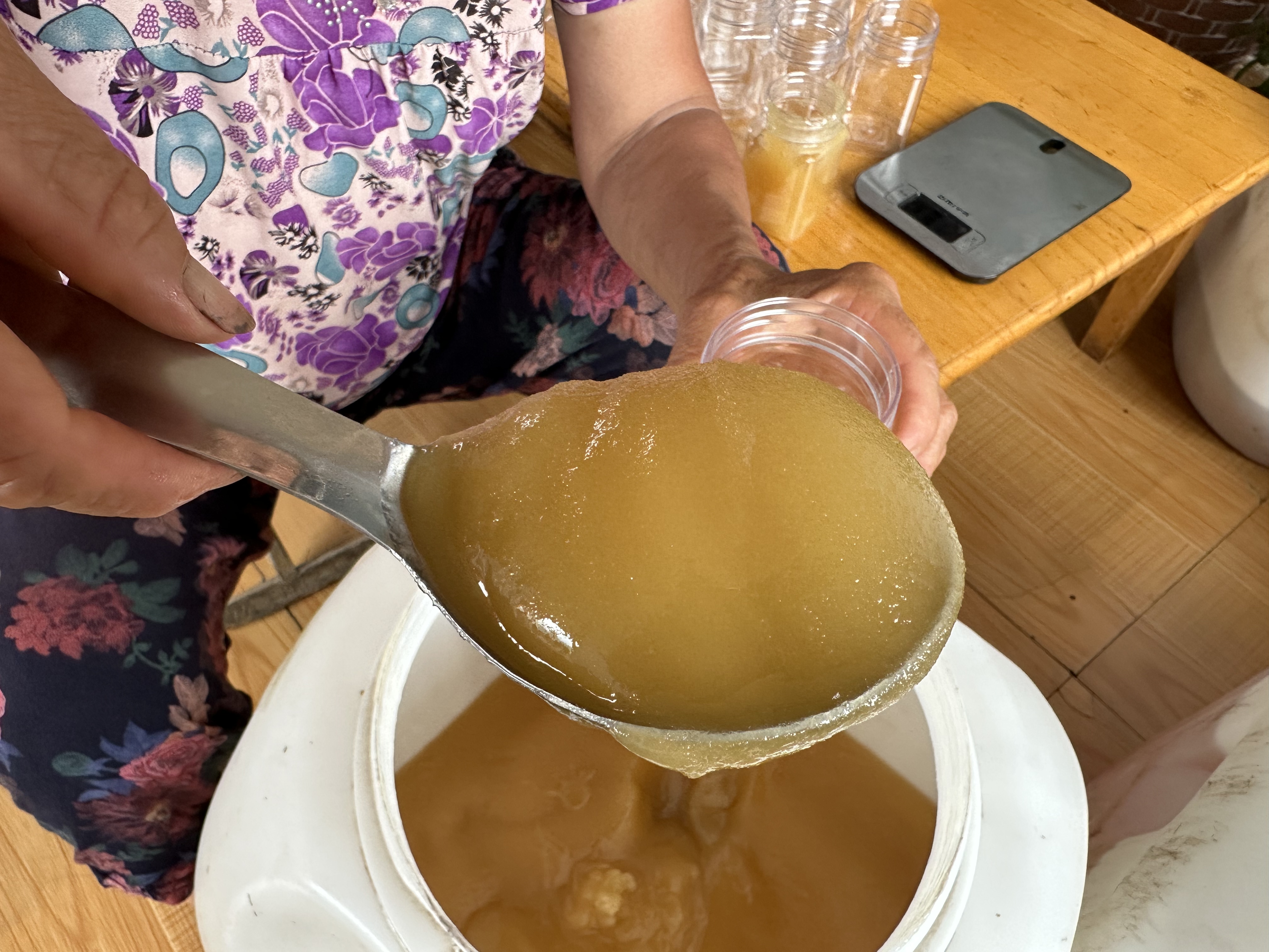 蜂蜜凝固成白色像猪油怎么化开(蜂蜜结成猪油样硬块好不好) 蜂蜜凝固成白色像猪油怎么化开(蜂蜜结成猪油样硬块好不好)