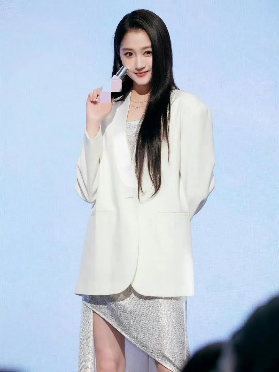 活动现场被问及感情问题时她低头整理裙摆停顿数秒而后表示近期
