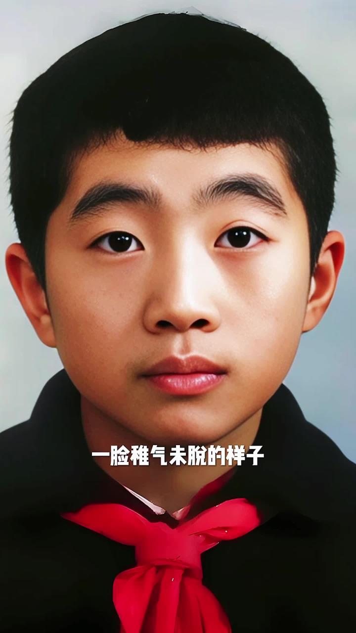 1958年,13岁的林立果小学毕业留影,稚气未脱
