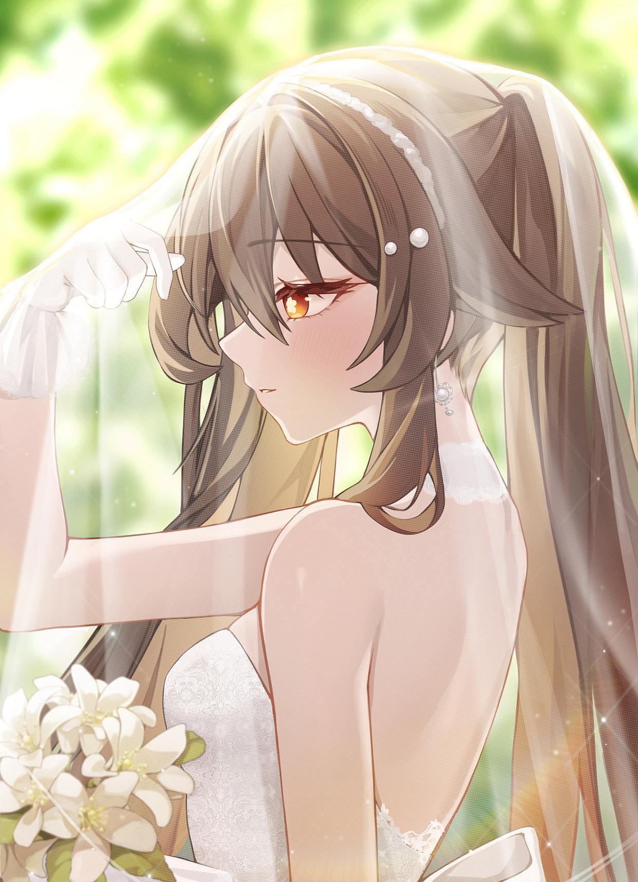 她身穿精致的白色婚纱露背的设计展现出优雅的曲线