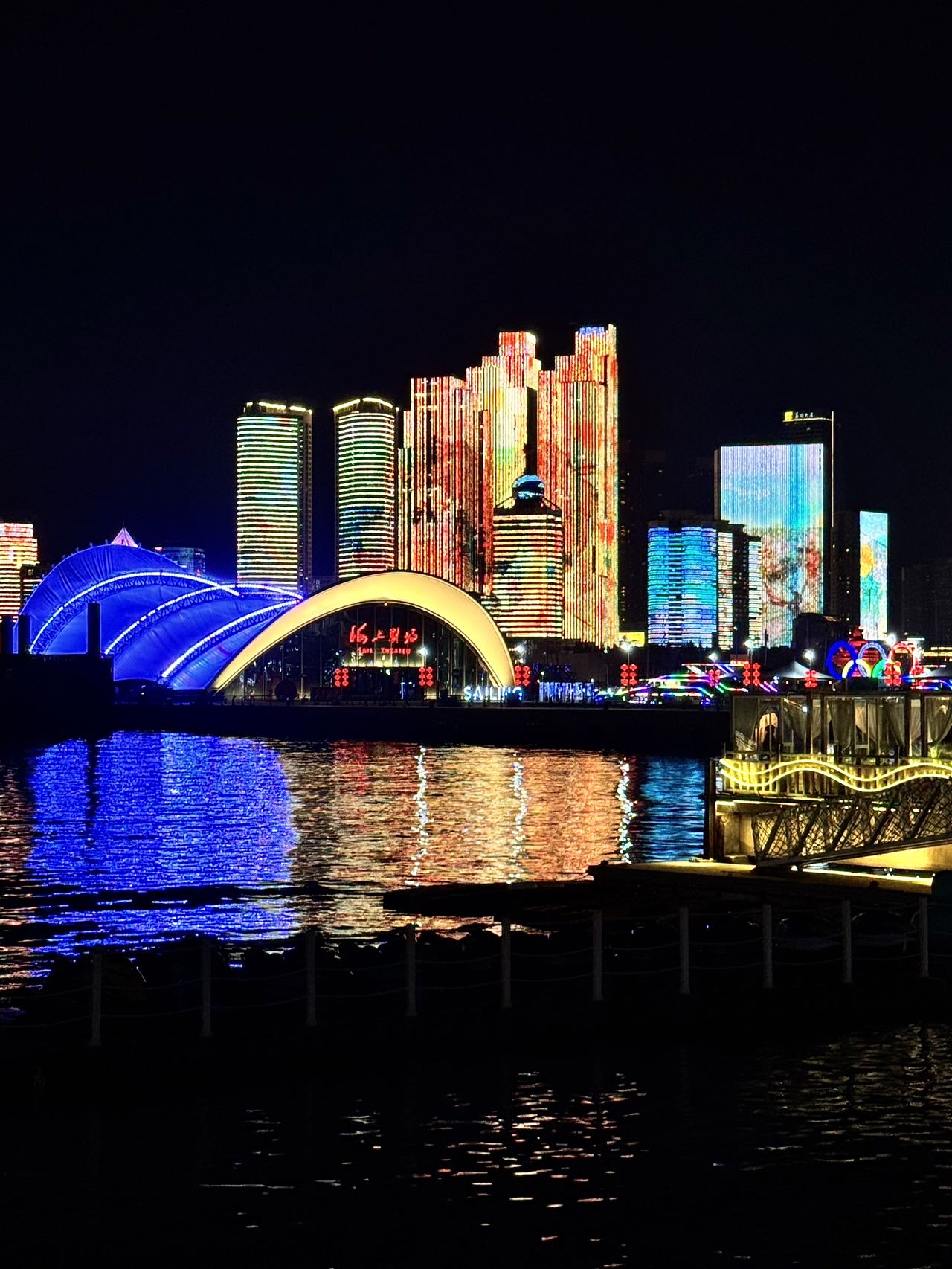 情人坝上,吹着海风看灯光秀,品尝铁盘烧烤