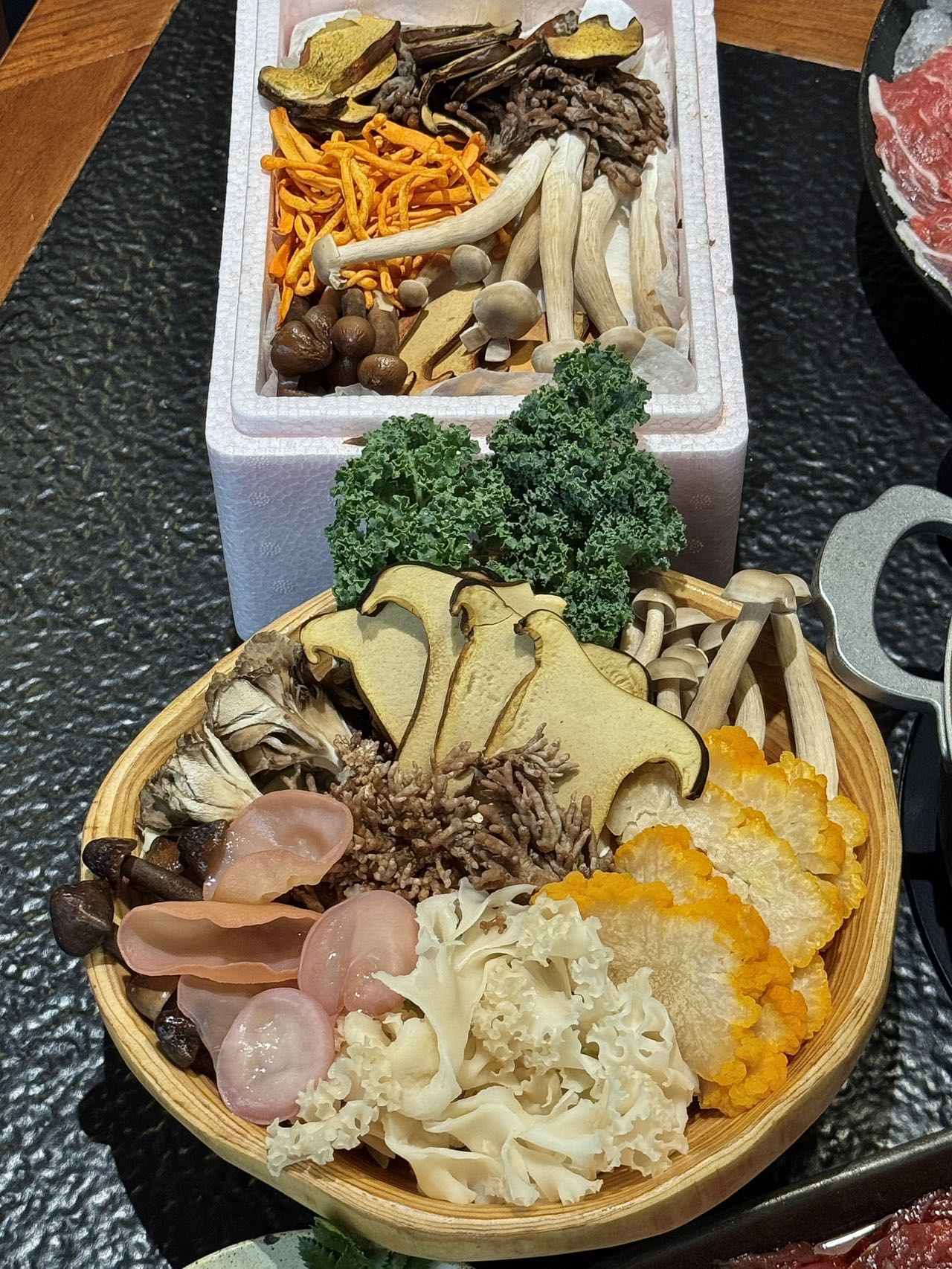 青岛的云南火锅云南菌子都是航空直运 见手青黑牛肝菌姬松茸黑皮