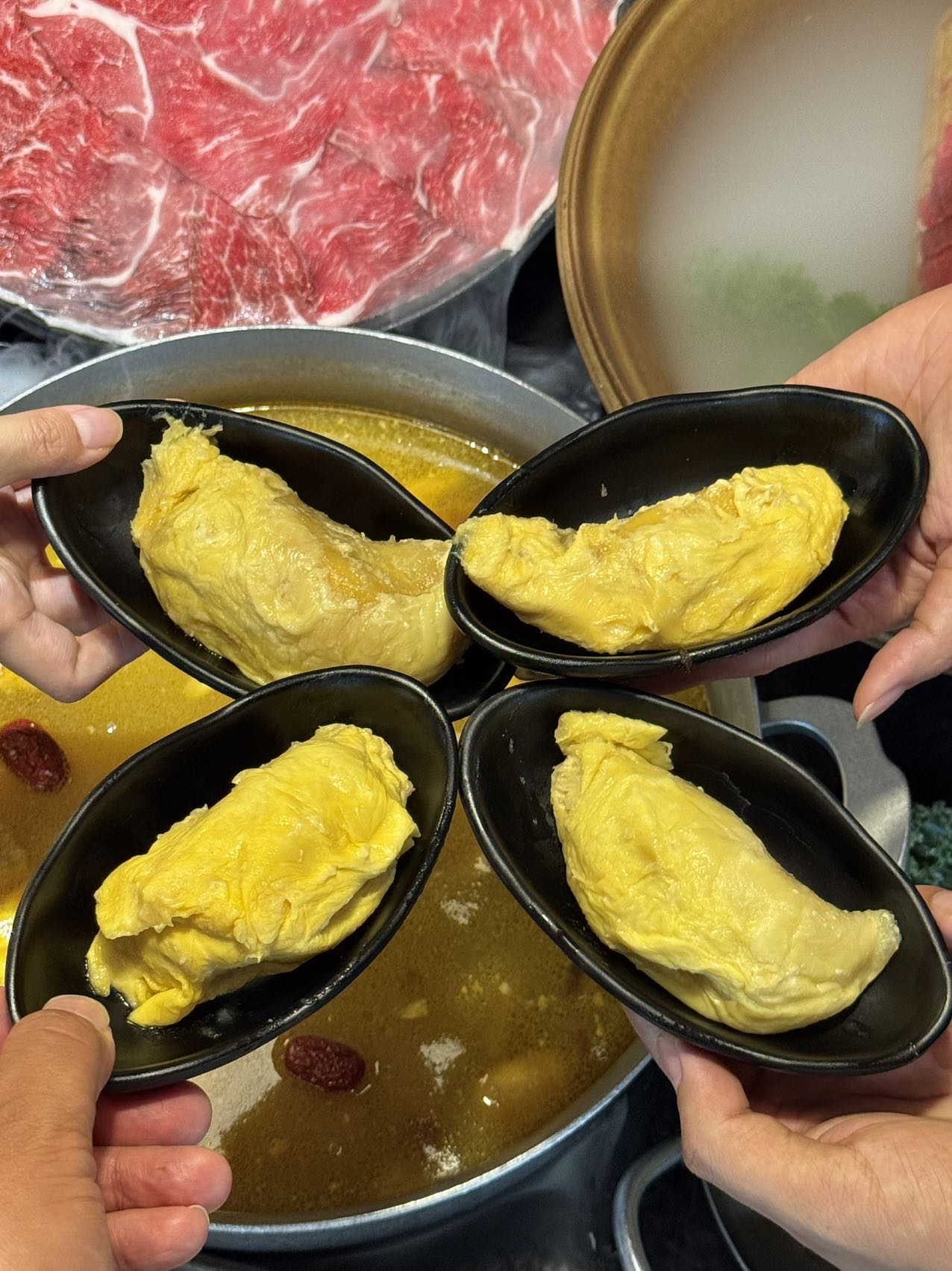 青岛的云南火锅云南菌子都是航空直运 见手青黑牛肝菌姬松茸黑皮