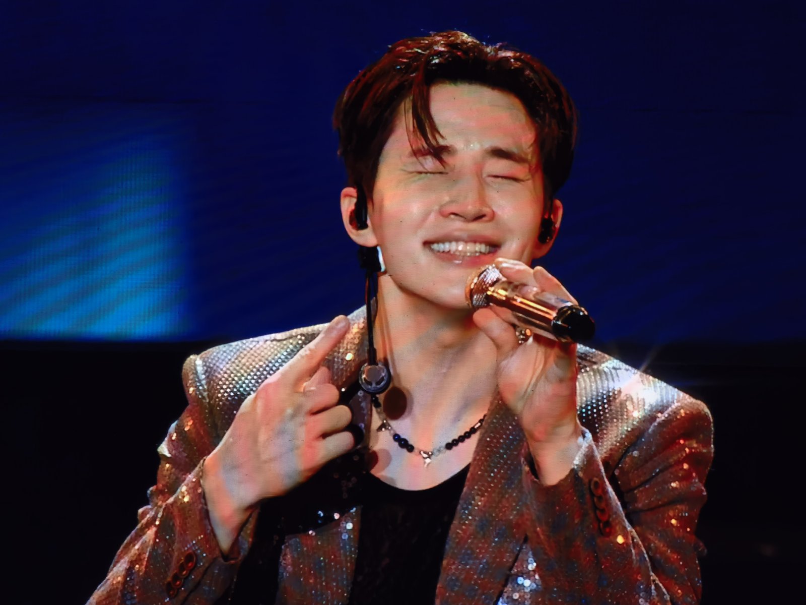 当天就有万名乐迷齐聚现场,气氛热烈至极,尤其henry刘宪华上演当天的