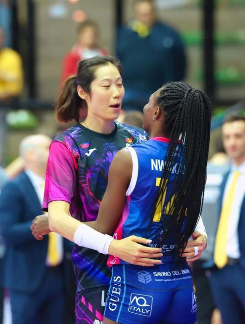 朱婷真是越来越野了,面对前队友斯坎迪奇,朱婷又