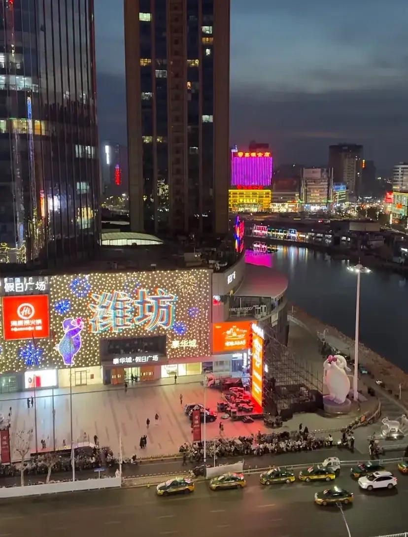 整个潍坊市区也就泰华城那一块看着还像回事,其他地方跟县城差不多