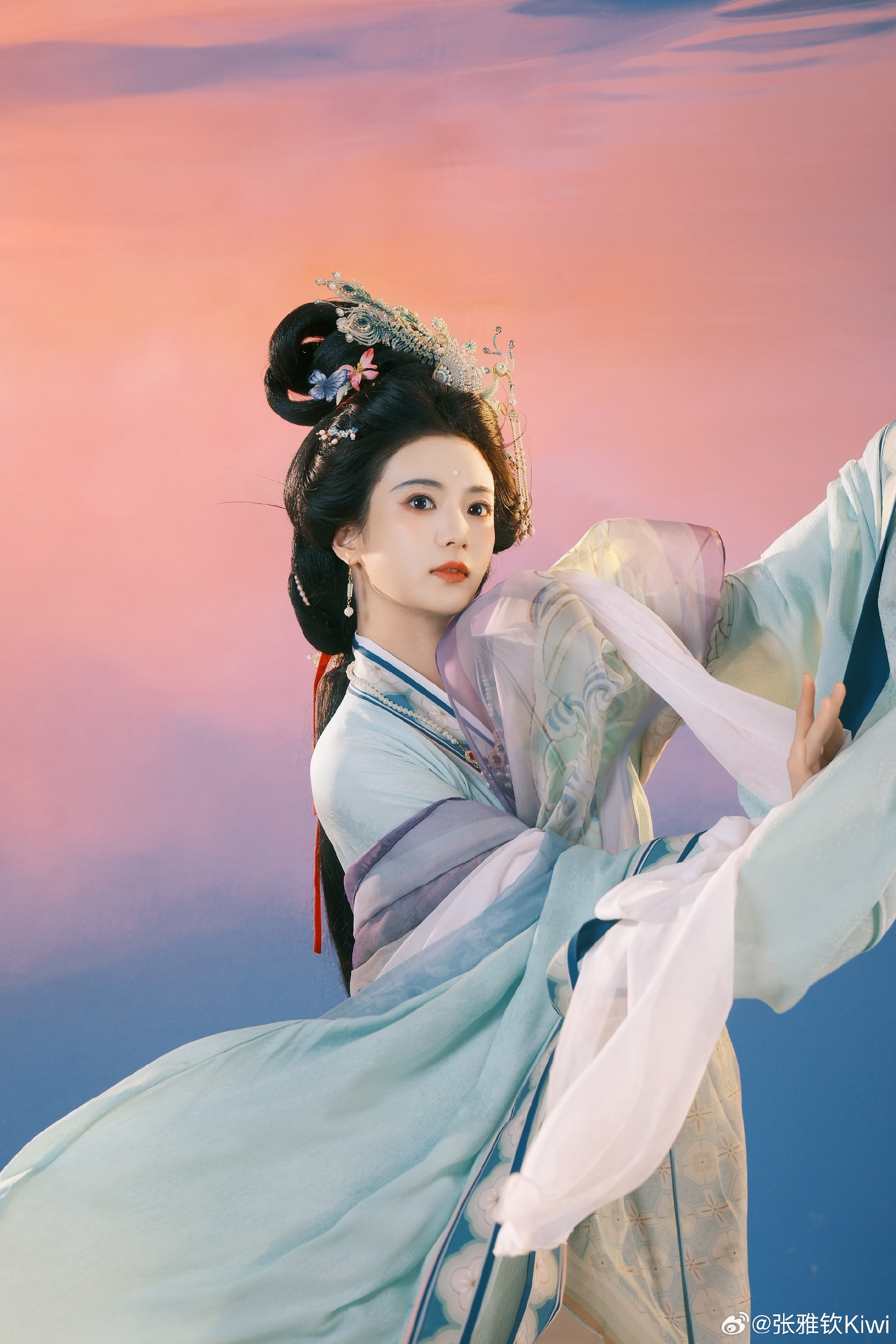 张雅钦晒了一组仙女散花的写真 为啥我看出了嫦娥奔月的意境