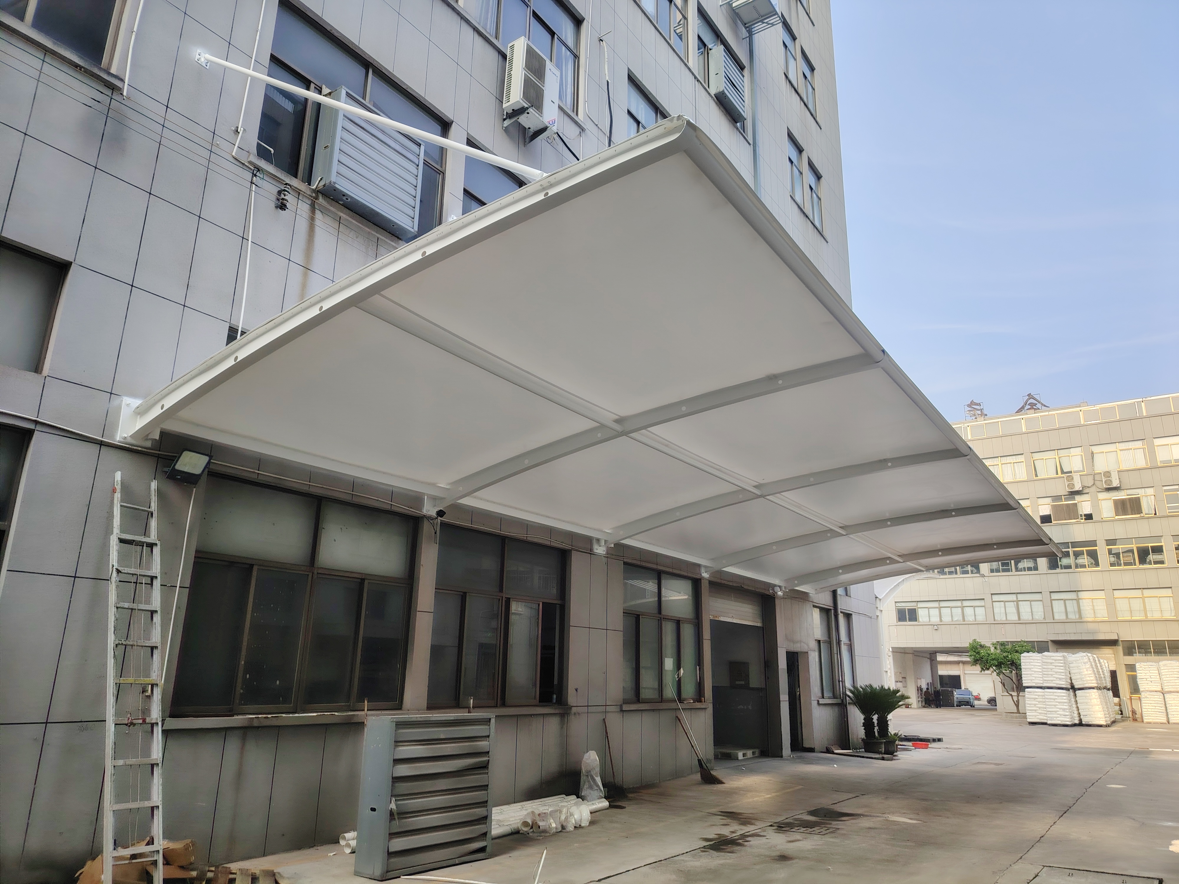 温州柳市镇张拉膜钢架!乐清电器园区雨棚