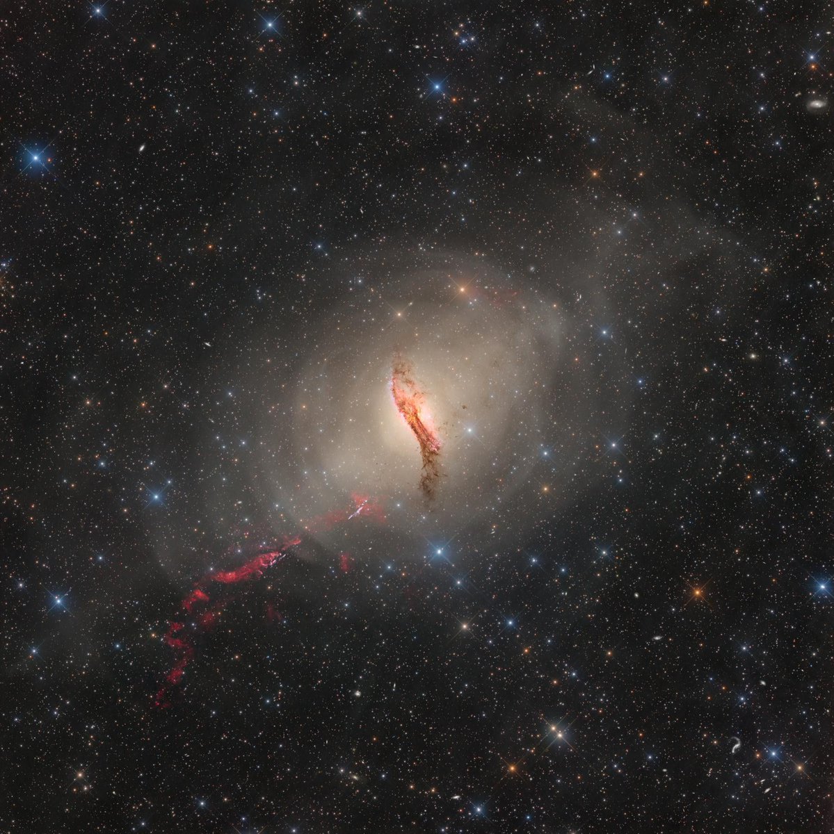 每日一图 zhiyuan wan 和 xinran li 的作品 带有ha/oiii流的ngc5128