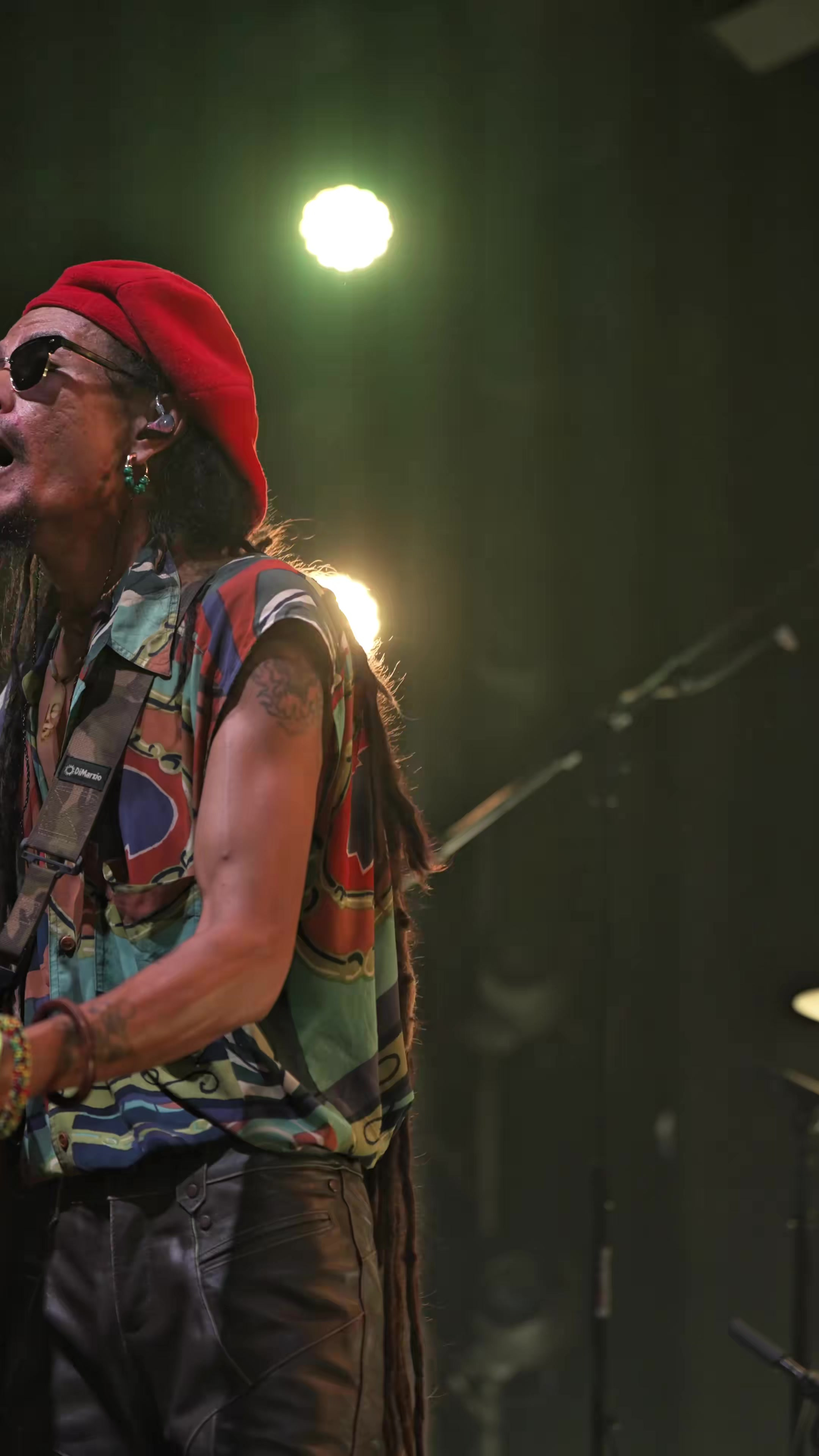 "让你左右摆的是雷鬼,能让你边摆边唱的是云南雷鬼"