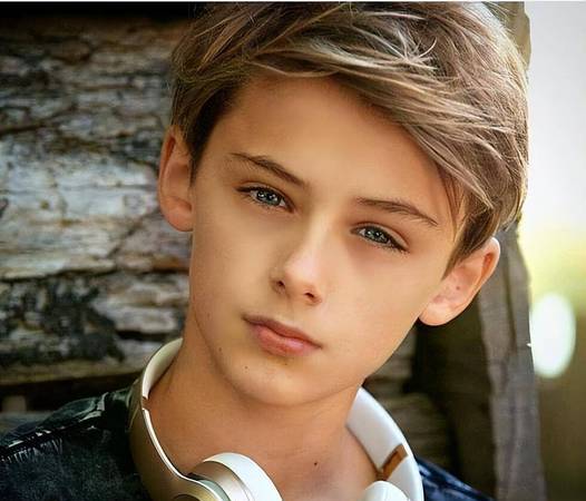 大儿谢振轩已17 岁,是个英俊少年,深邃五官愈发有型,气质高冷,与