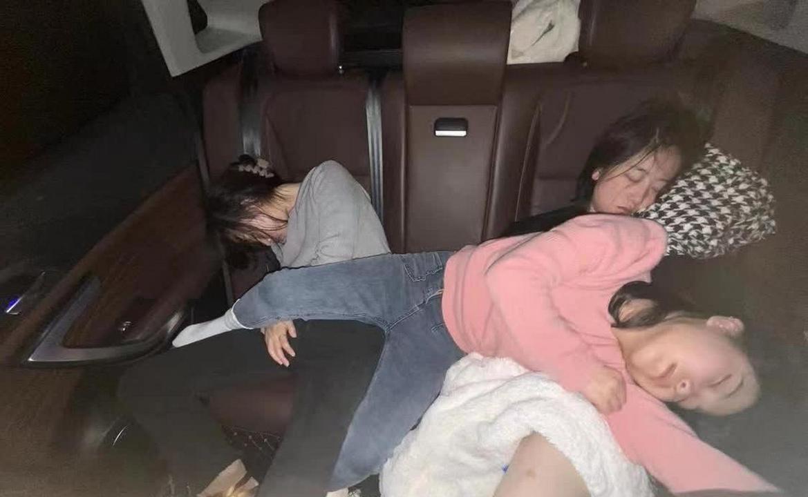 妈妈和姨妈在车后排乱1