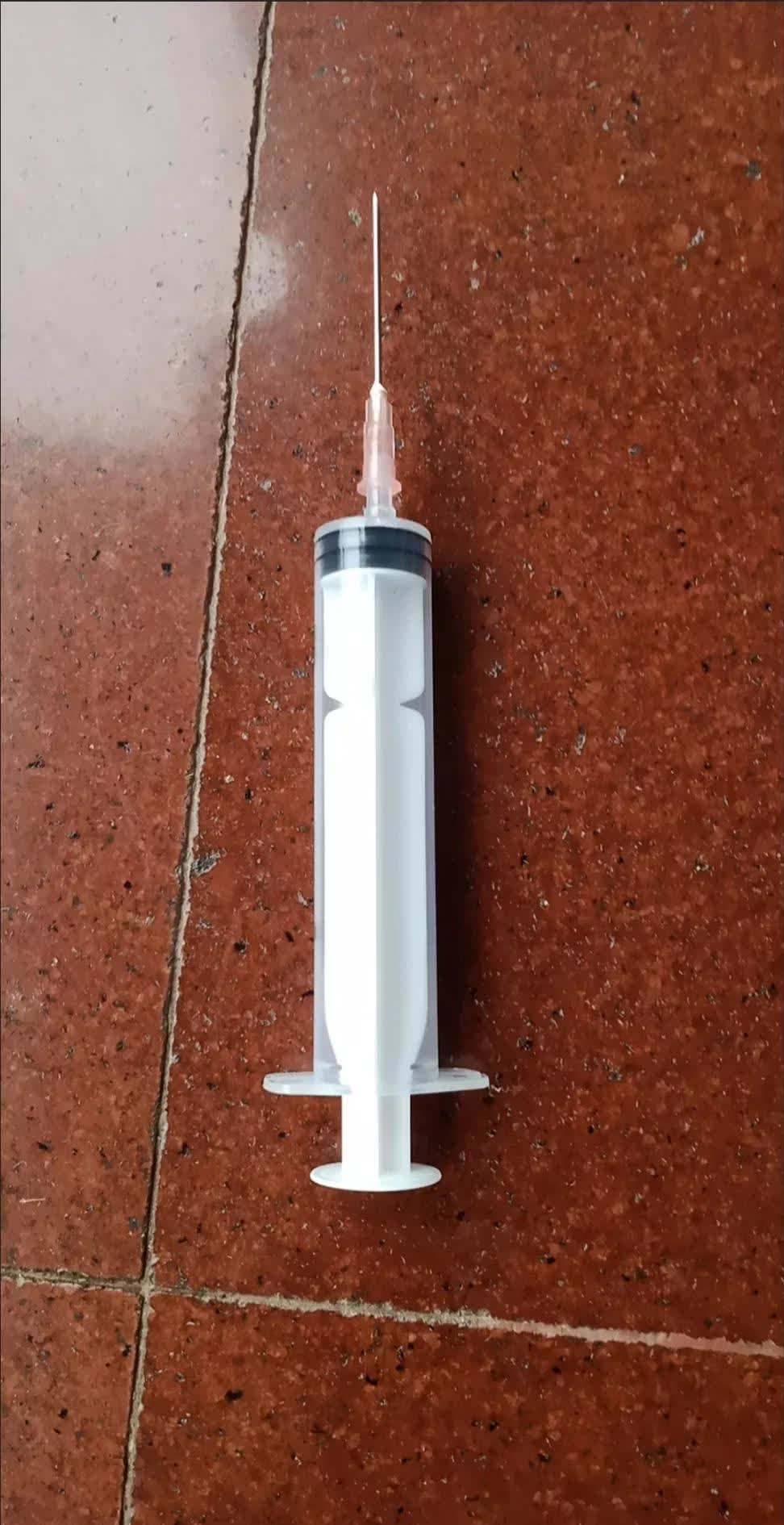 有个老太太说,她永远也忘不了那一针