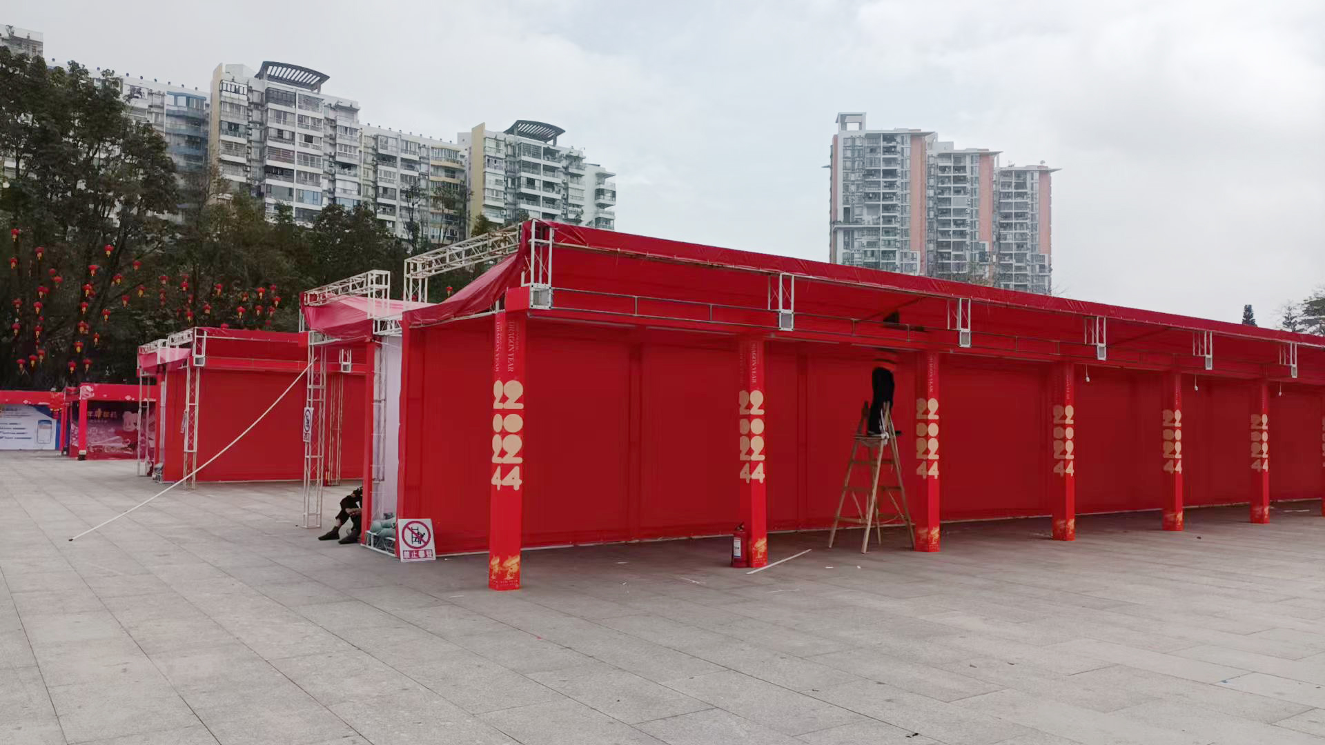 舞台搭建物料中的桁架,是一种重要的结构框架,广泛应用于各类演出和