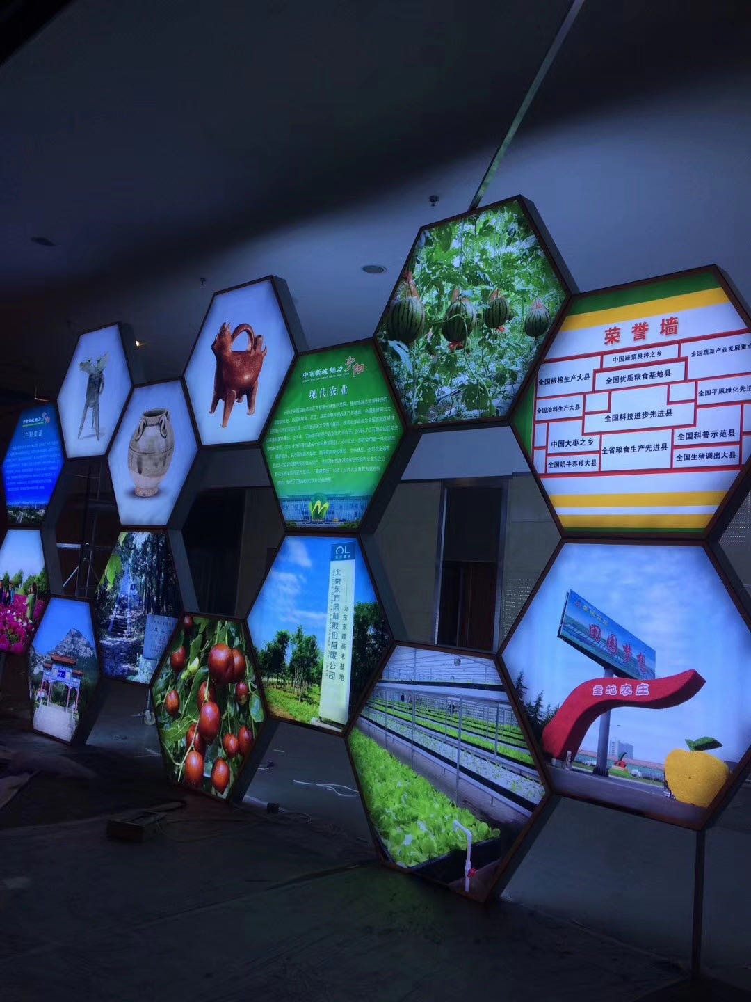 点亮城市夜空的视觉魔术在城市的夜色中,异形灯箱以其独特的造型和