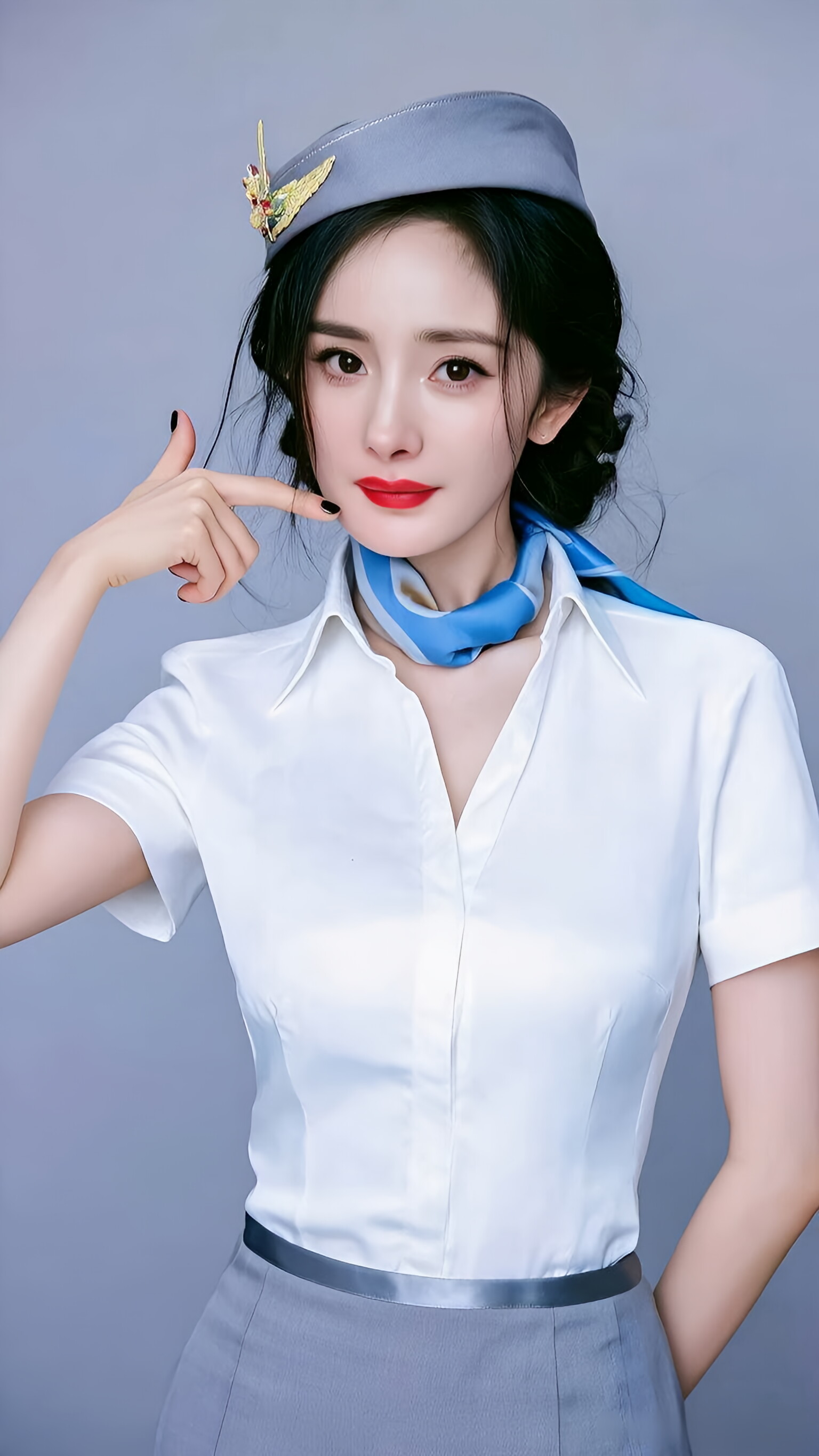 杨幂戴上贝雷帽穿上短裙,甜美酷炫风格切换自如