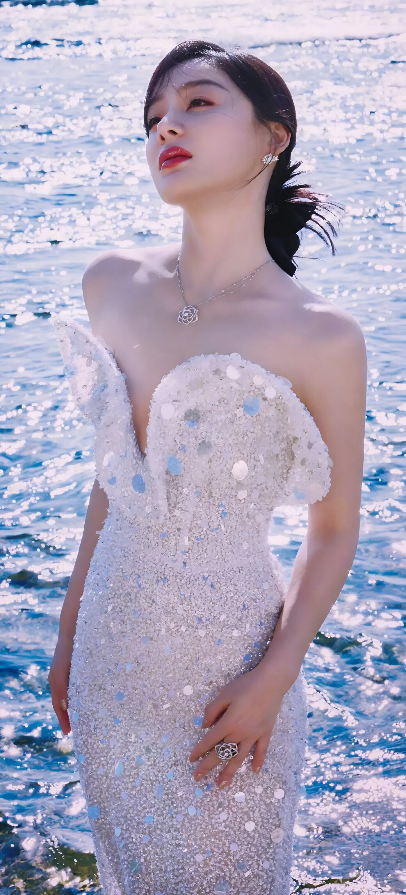 袁姗姗"白天鹅"海边写真:鱼尾裙掐出沙漏腰,配饰叠戴公式直接封神