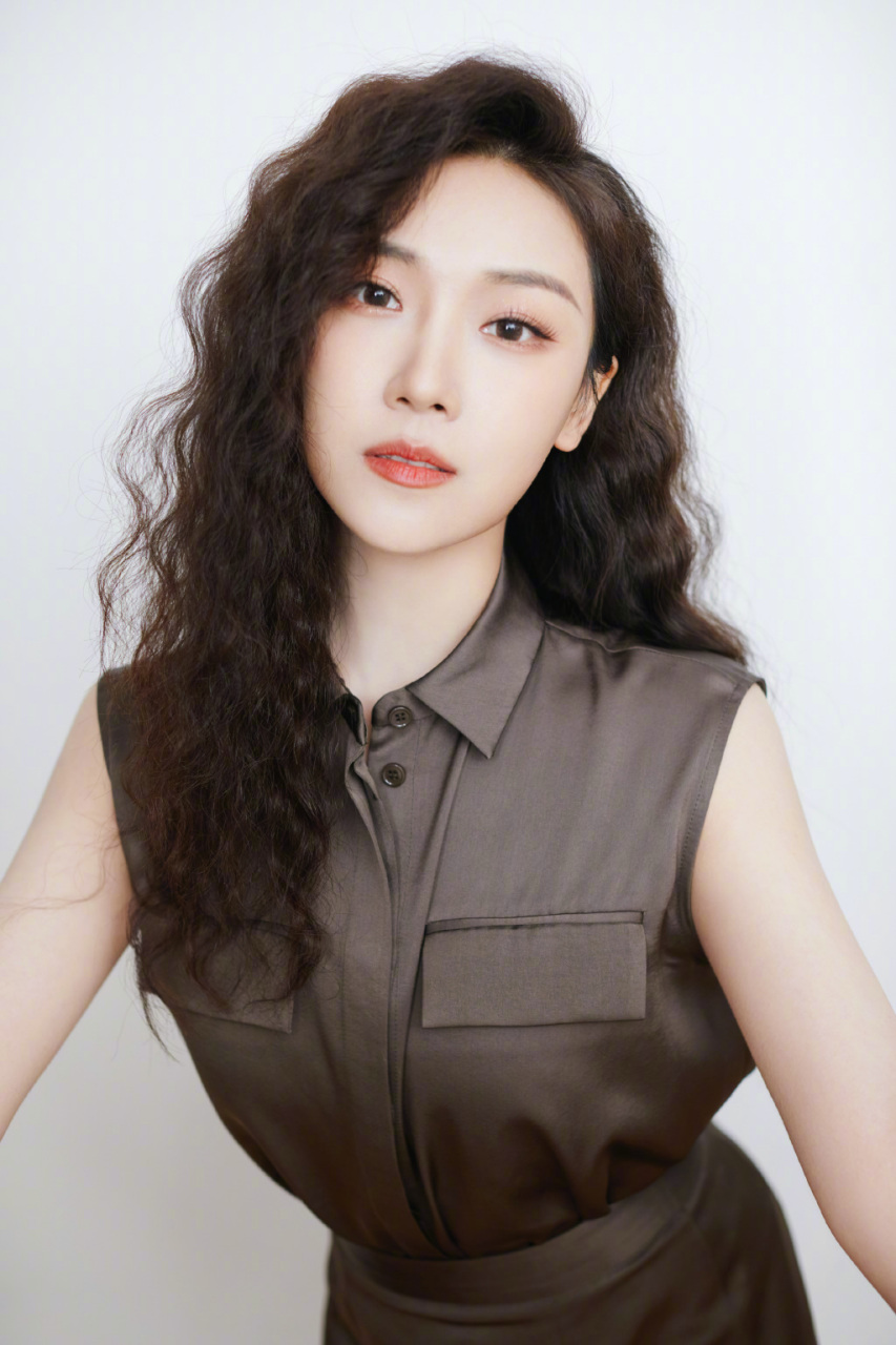 菅纫姿连衣裙装扮大赏,气质非凡美不胜收