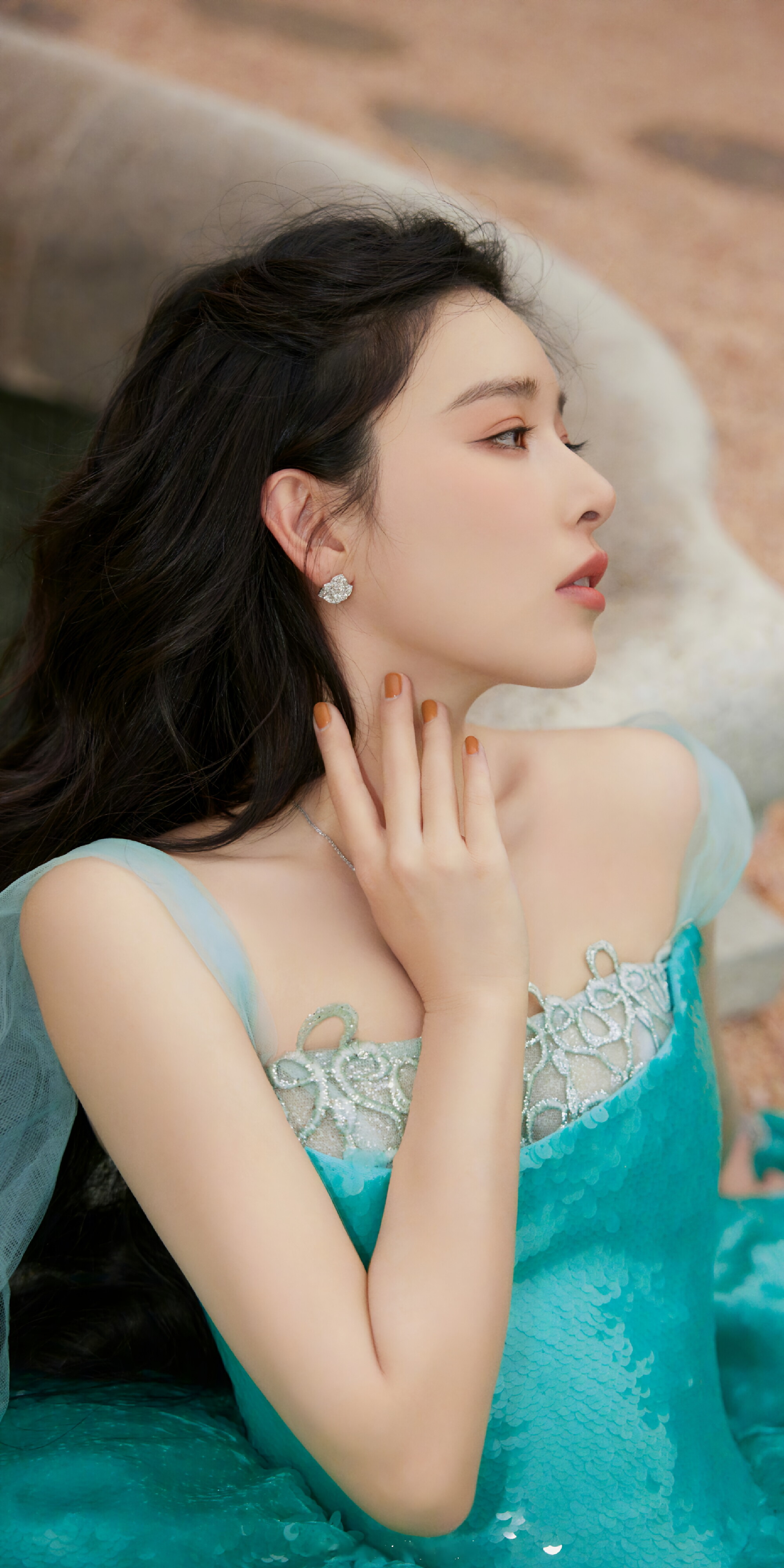 庭院草坪水池边,阚清子演绎柔美风情,每一幕皆是那么惊艳