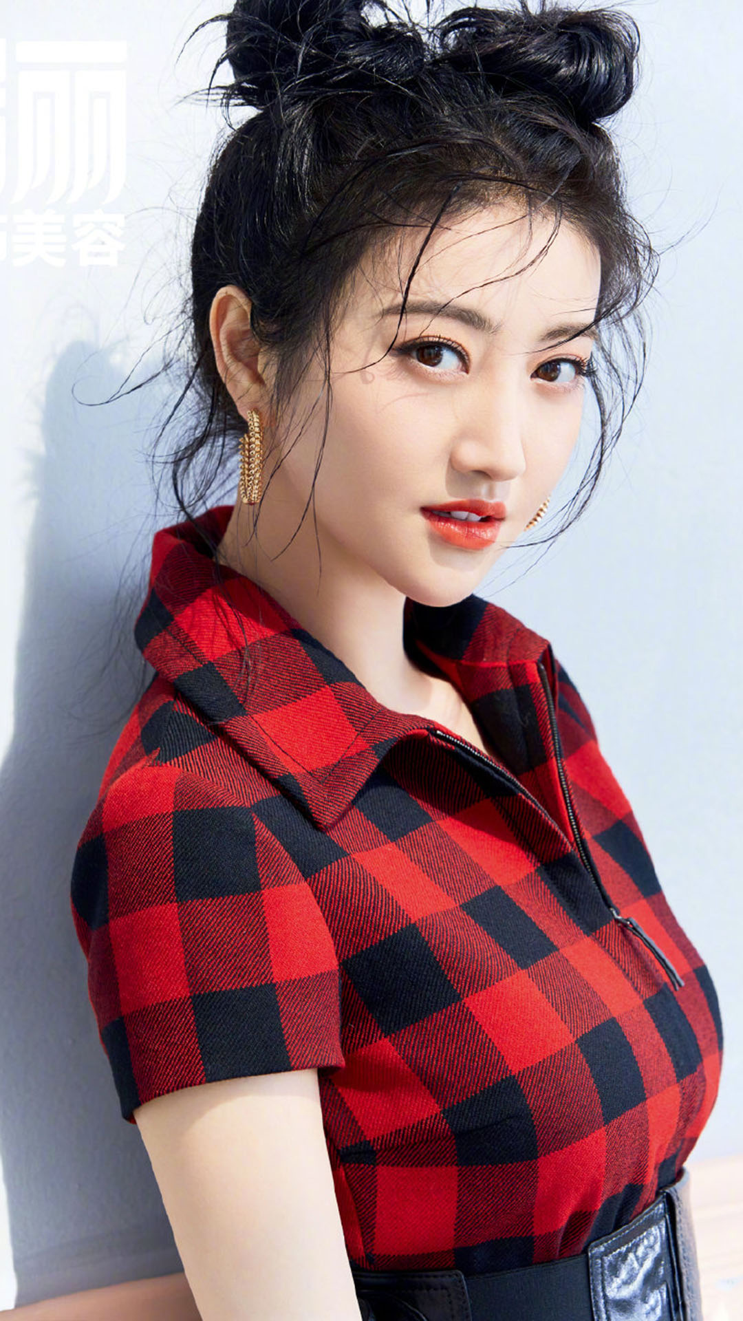 甜美入梦!景甜精选丸子头妆造,尽显慵懒魅力