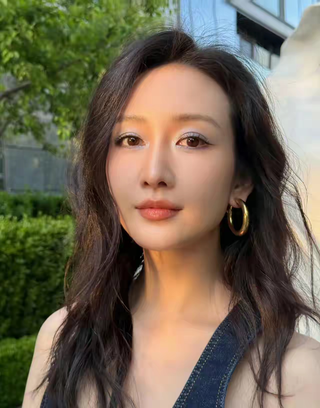 在夕阳的温柔笼罩下,王鸥身着一袭牛仔吊带裙,美得动人心弦