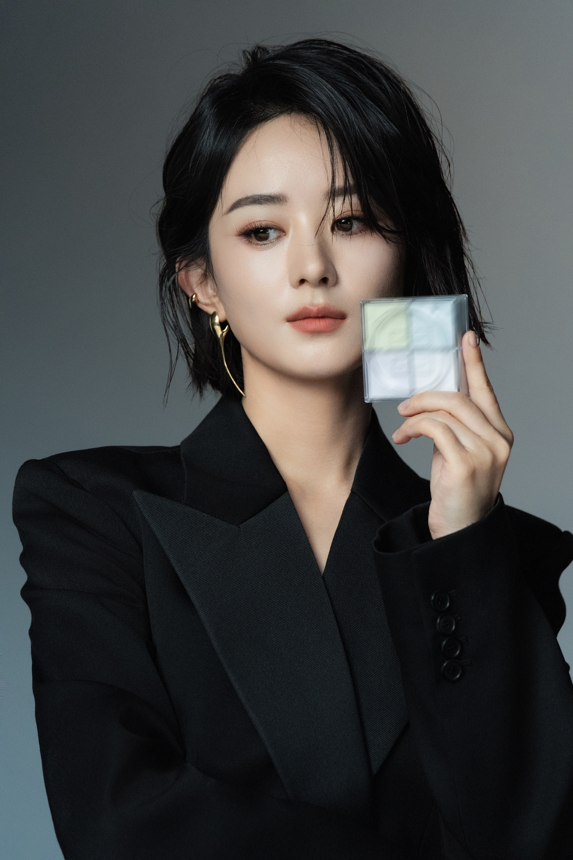 赵丽颖时尚变奏曲:黑西装酷飒开场,抹胸裙柔美收尾