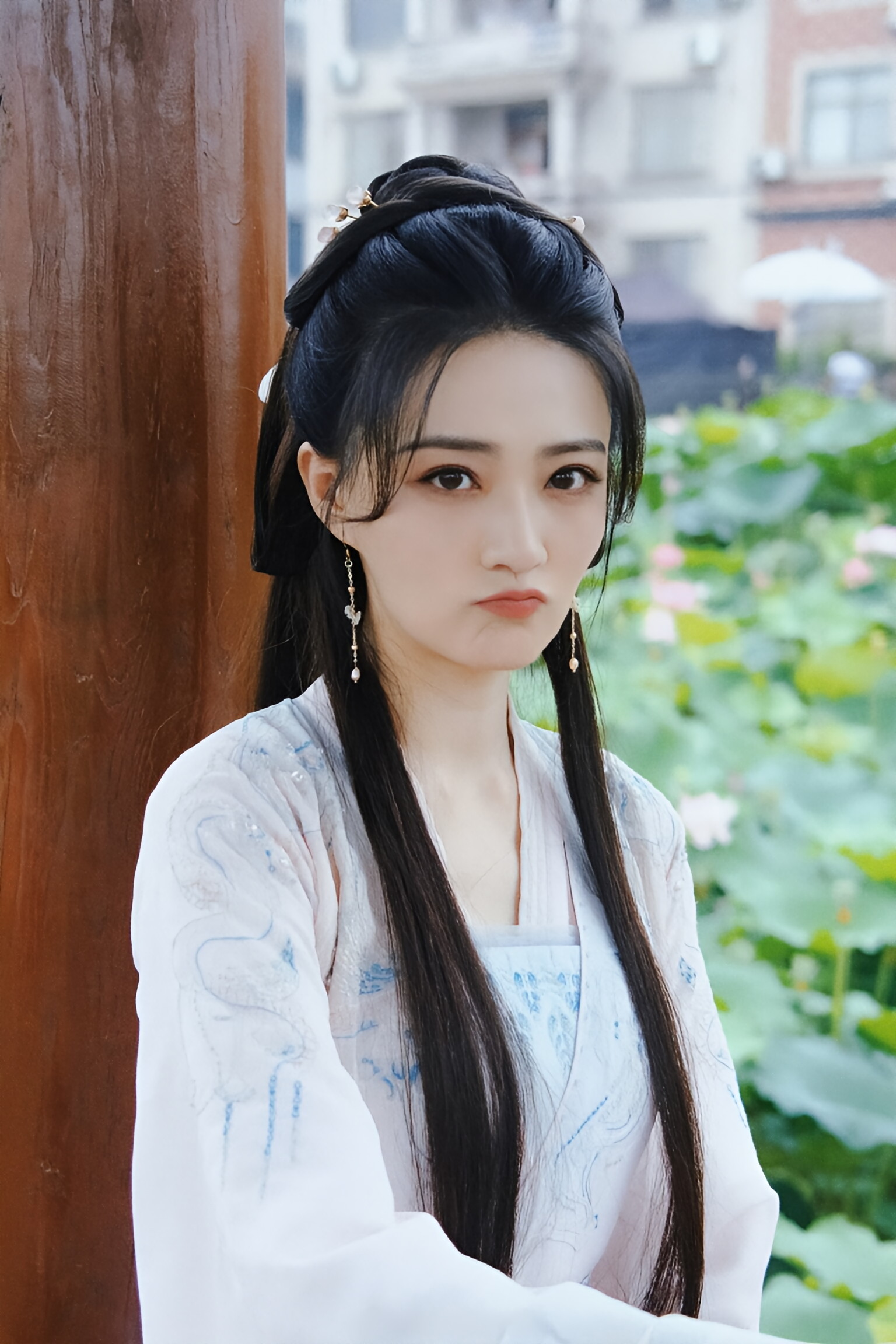 绝美徐璐浅色汉服配精致头饰古风装扮尽显东方温婉韵味