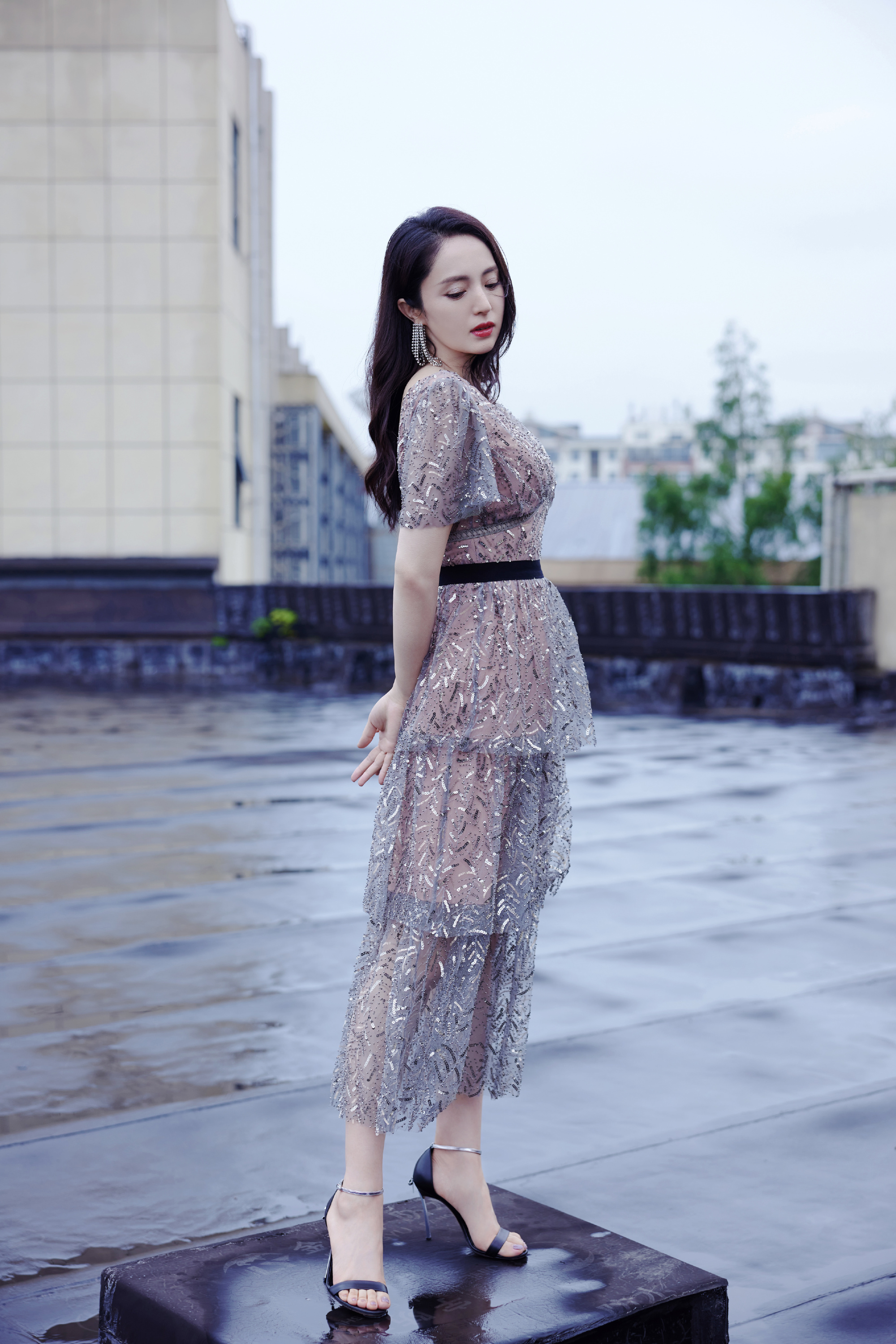 董璇亮片裙惊艳写真:星河仙子,v领腰带勾勒窈窕身姿