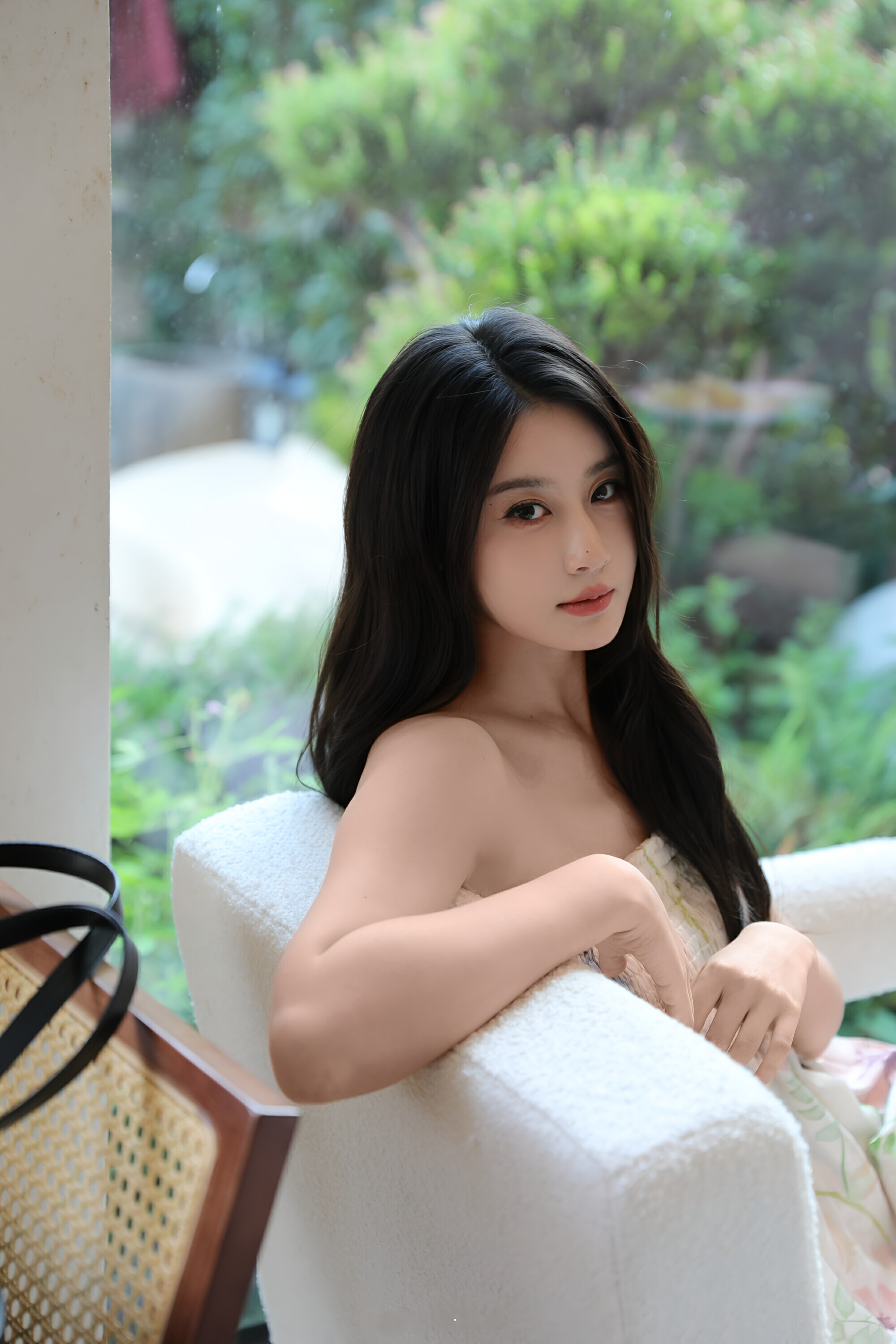 张雅卓花裙造型吸睛!花影衣香相融,宛如画中美人