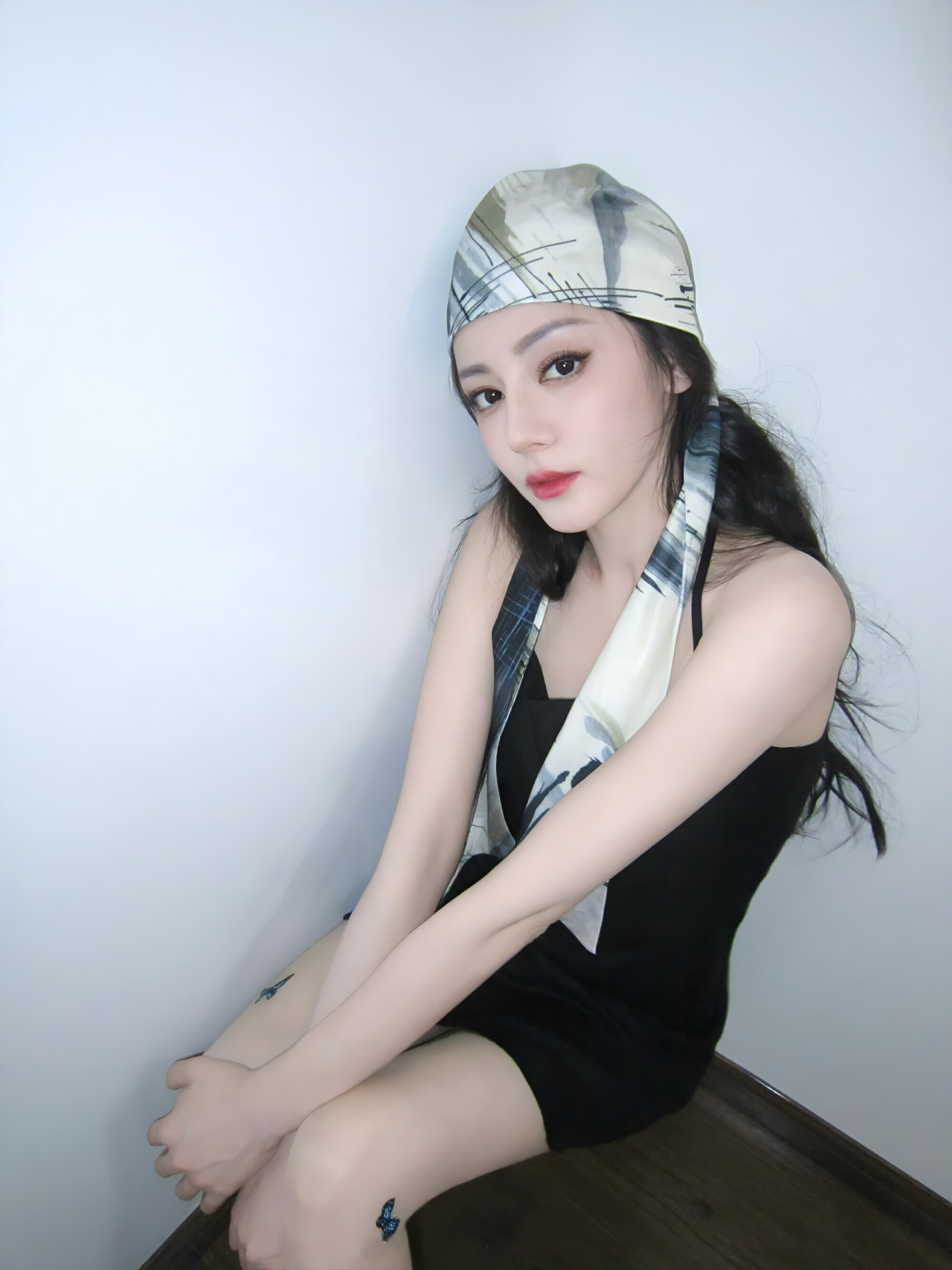 迪丽热巴这身穿搭酷感十足.一袭简约的黑色吊带短裙,勾勒出曼妙身姿