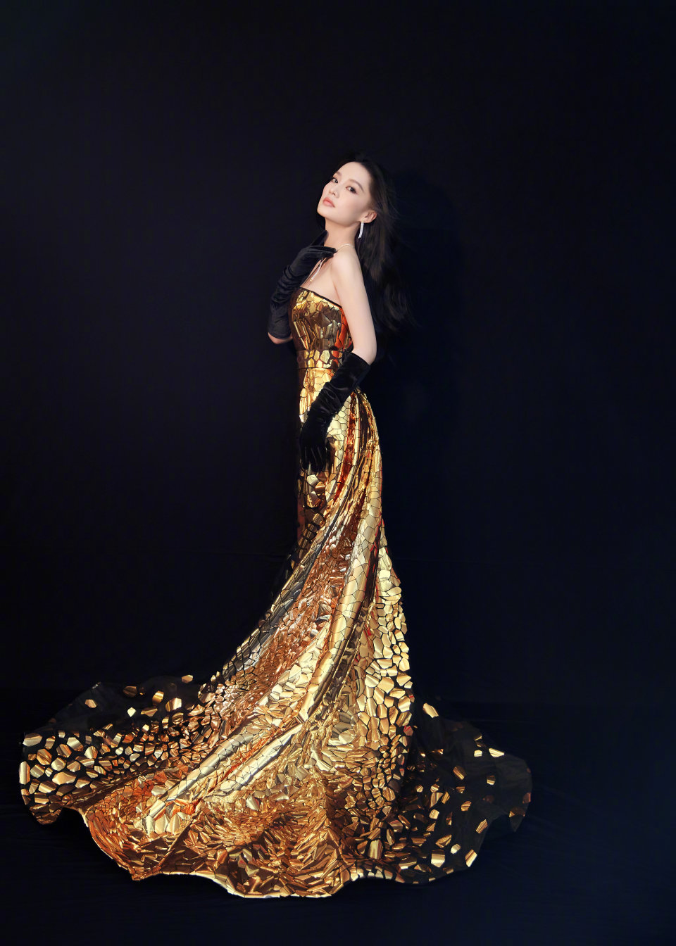 李沁微博之夜造型:鎏金抹胸裙 丝绒手套,复古与华丽的双向奔赴