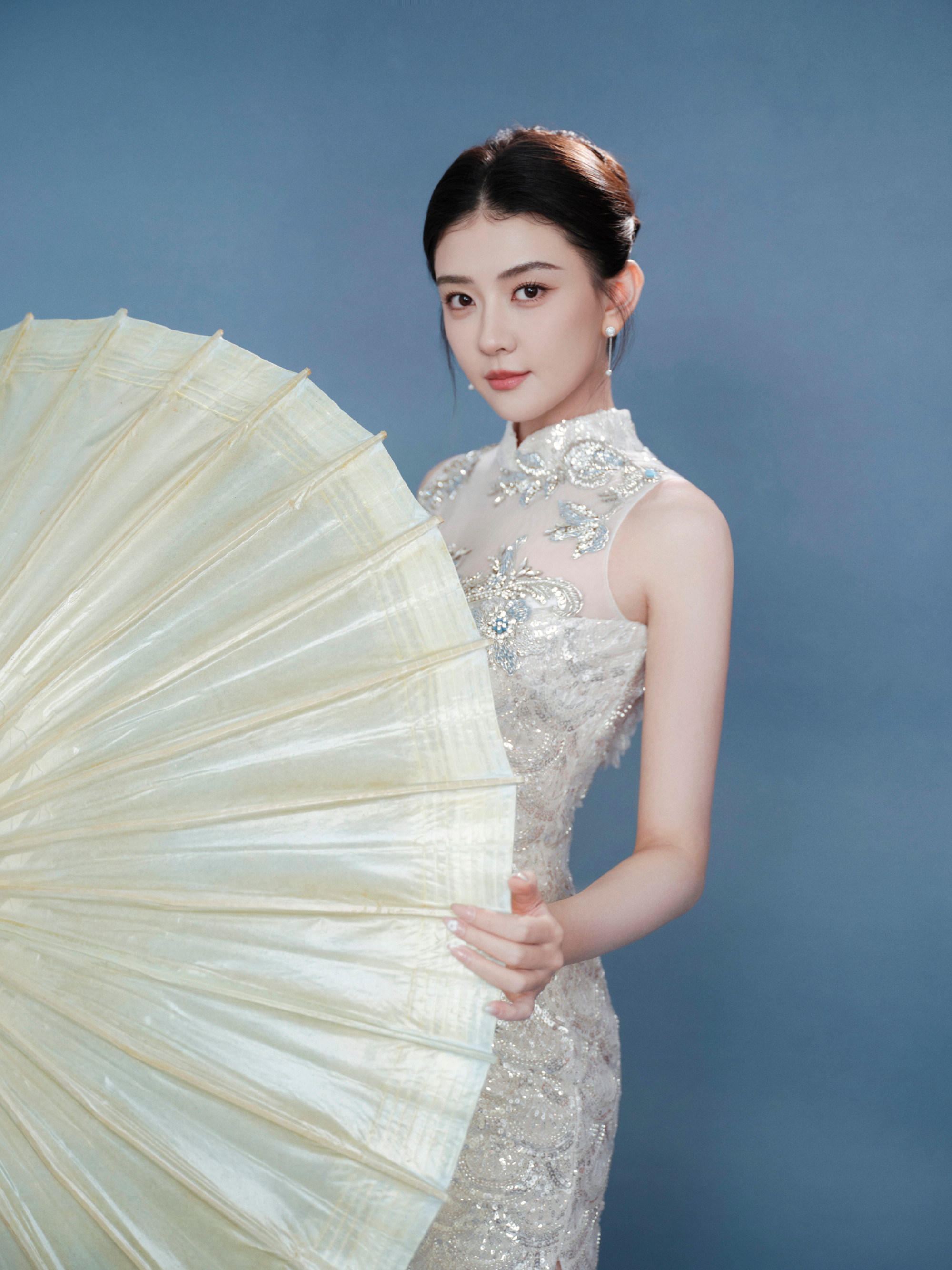 梁洁银白旗袍写真,勾勒东方极致温婉优雅