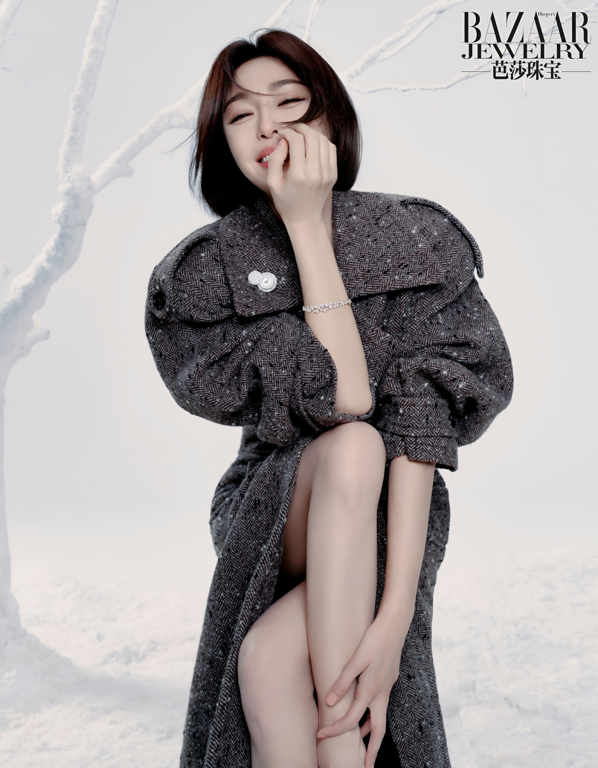 秦岚登《芭莎珠宝》封面冰雪主题造型绝美珠宝加持尽显奢华质感