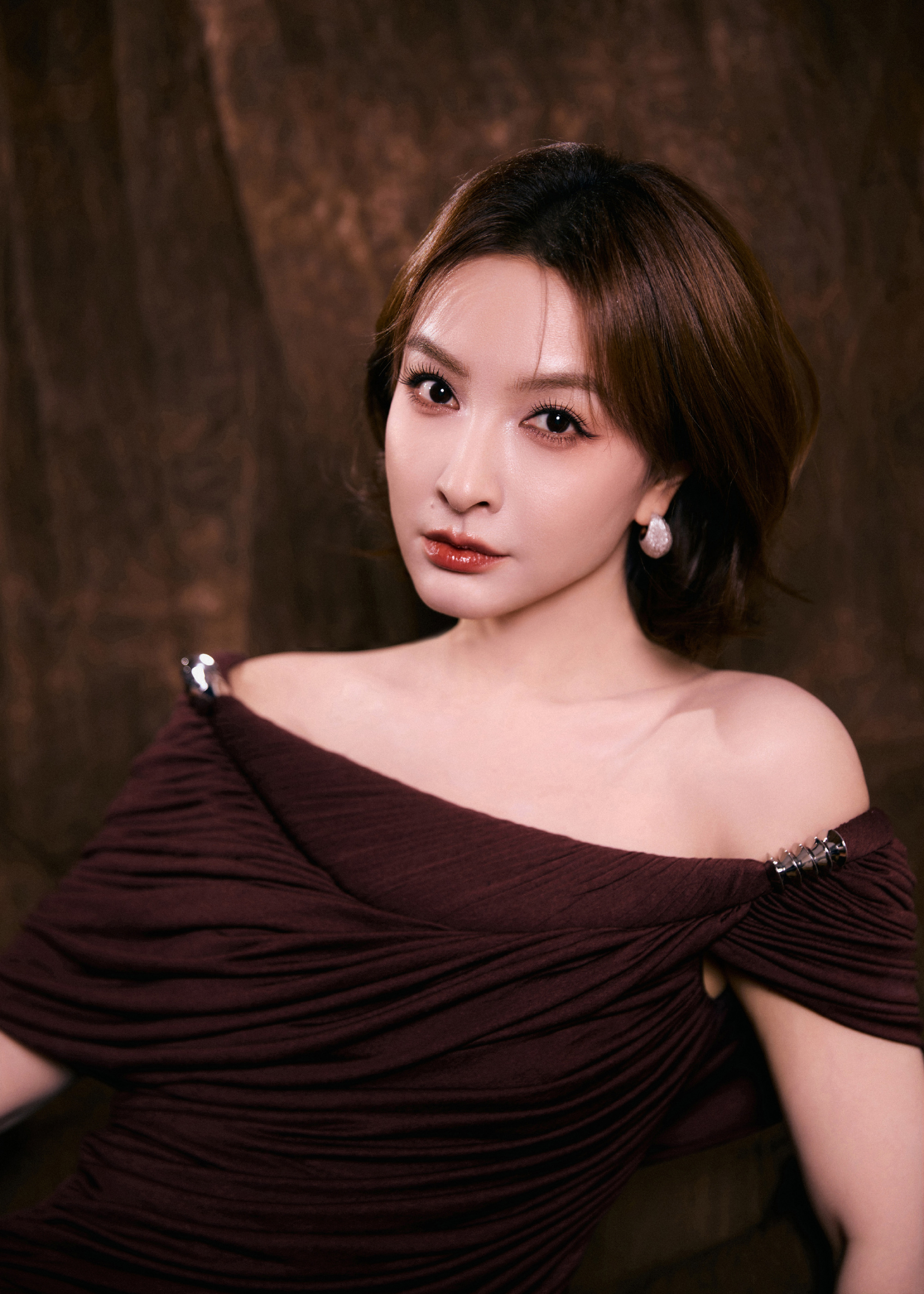 氛围感绝了吴昕一字肩礼裙写真尽显女人味