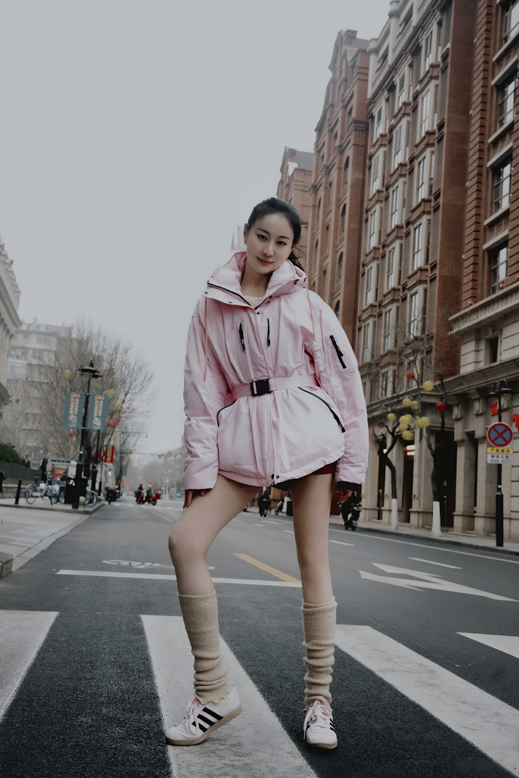 复古红砖街景里王乐君是行走的春日粉美人