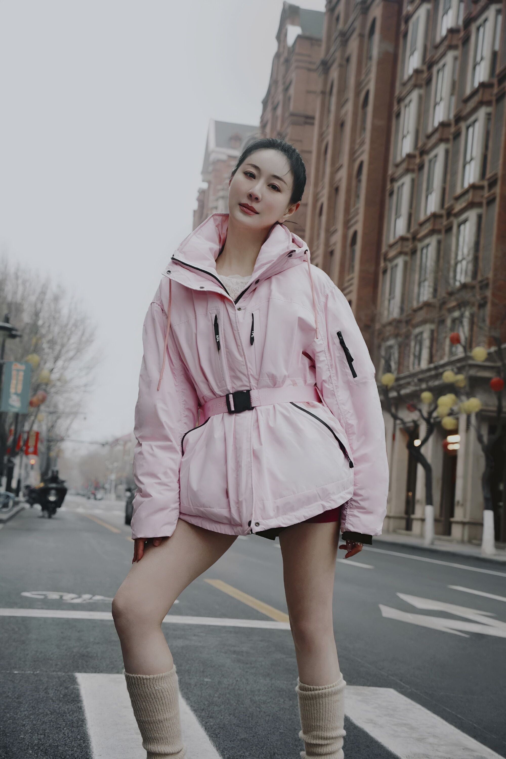 复古红砖街景里王乐君是行走的春日粉美人